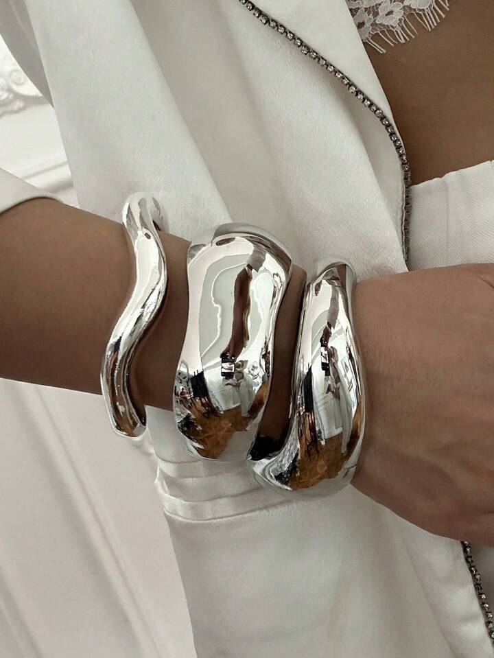 RIINHOO 1pc Vintage Minimalist Asymmetrical Metal Water Drop Snake Cuff Bracelet, Personalized Exaggerated Simplified Geometric Abstract Design Luxury Elegant Bangle, Suitable For Women's Daily Commute, Holidays Gift, Friends Gathering And Banquet, Fashion Street Shooting, Runway Accessory | SHEIN