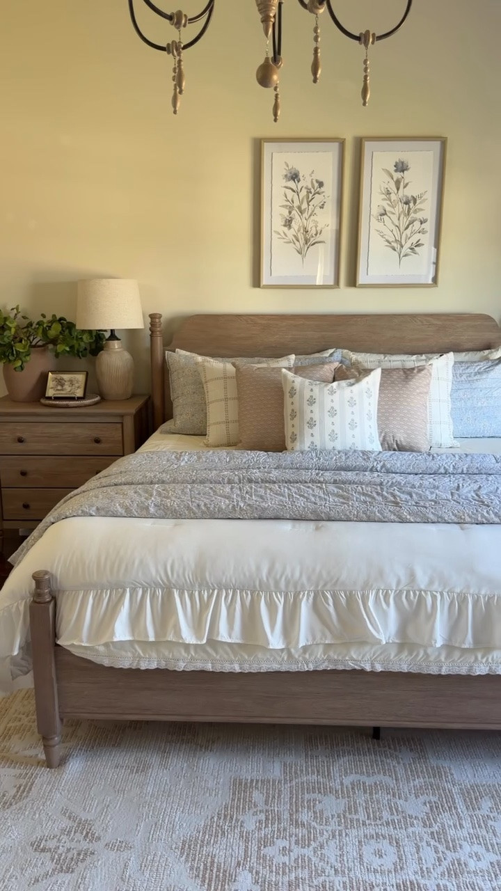 Have you seen our spring pillows?! We are obsessed with them!!

#LTKSeasonal #LTKHome
