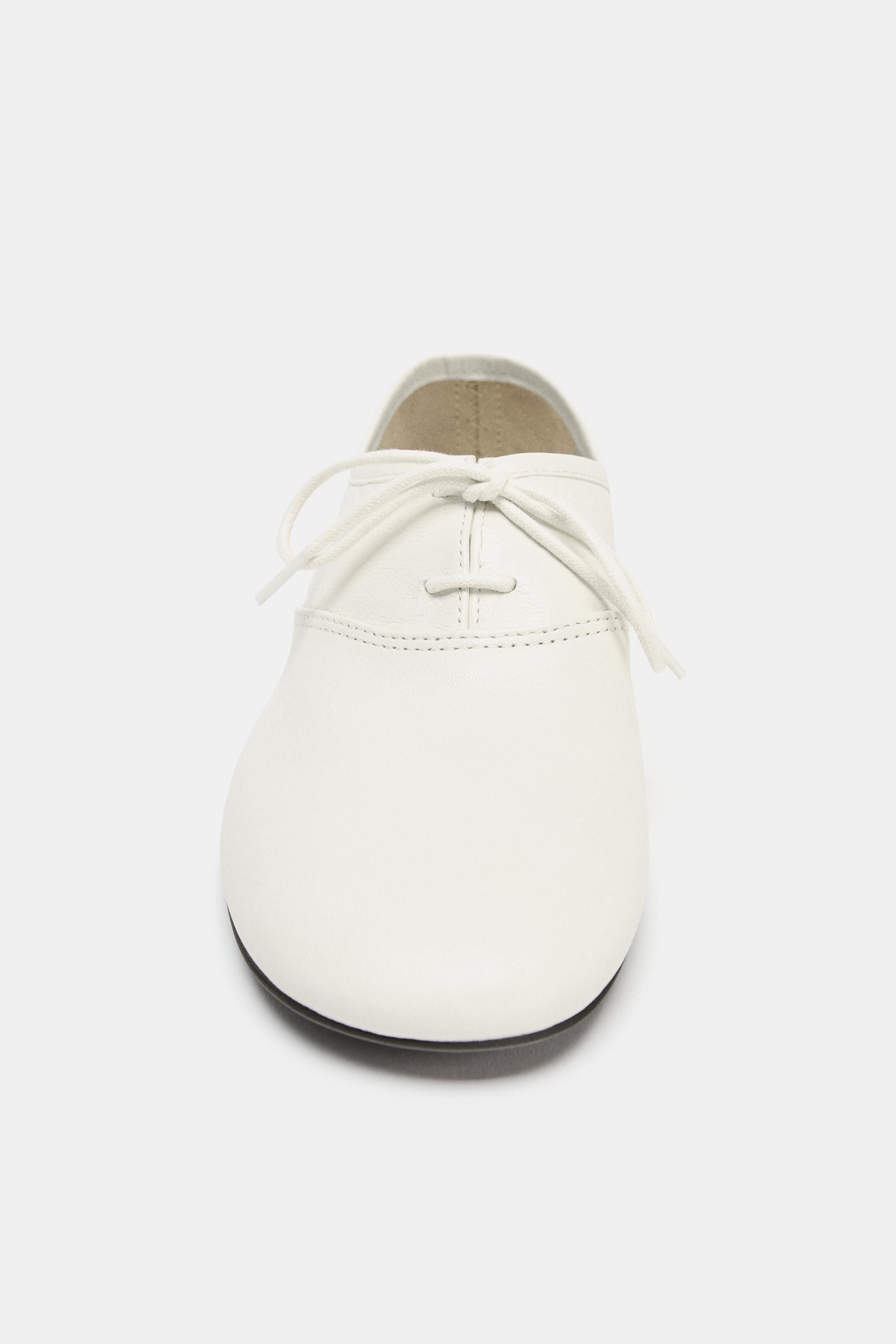 Model height: 179 cmFlat leather shoes with a lace-up fastening and topstitch detailing on the to... | Zara UK