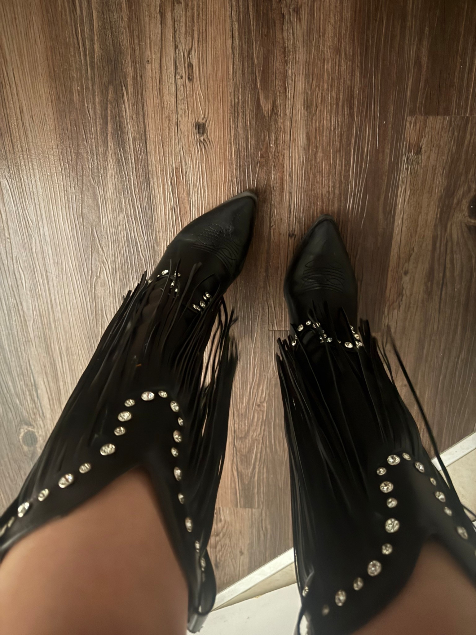 Nashville ready with these studded boots!!🖤