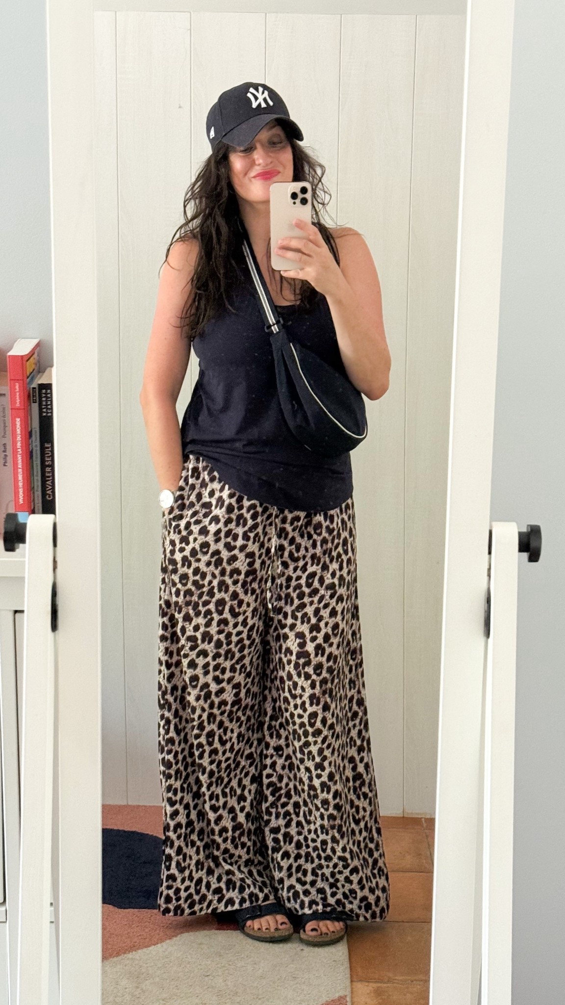 • Marcel bleu marine #crzyoga (en lien)
• Banane bleu marine à galon blanc #uniqlo (en lien)
• Pantalon large léopard #halara (similaire, en lien)
• Casquette de baseball NY Yankees bleu marine #newera (en lien)
• Rouge à lèvres semi-mat « Defiant coral » #esteelauder (en lien)