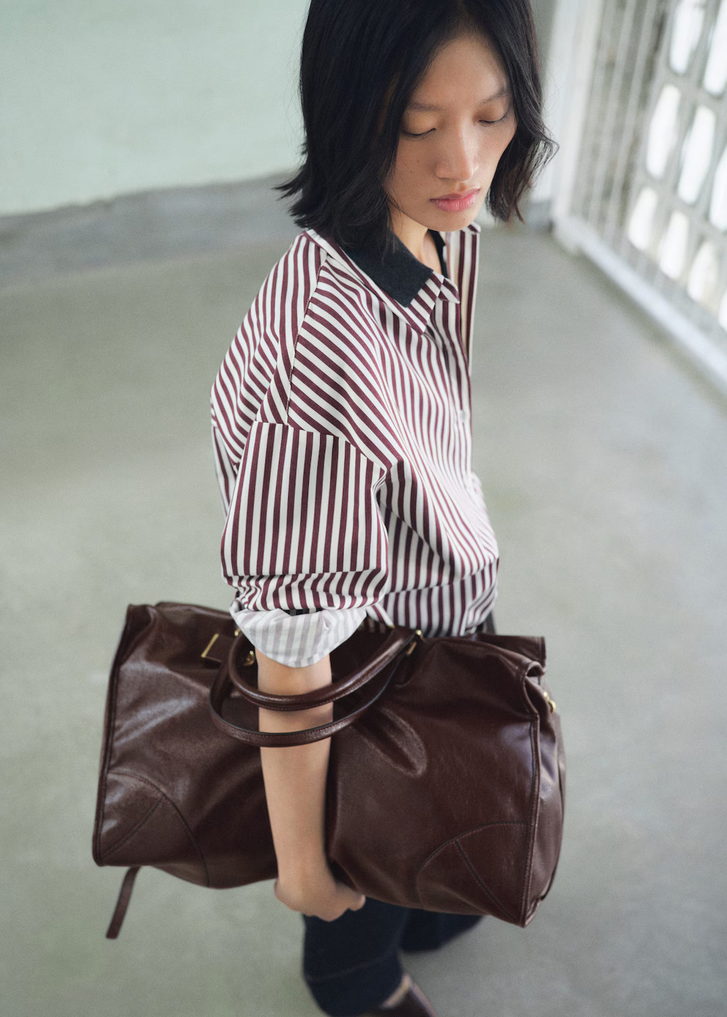 Maxi shiny handbag with straps chocolate - Woman - One size - MANGO | Mango (US/MX/AU)