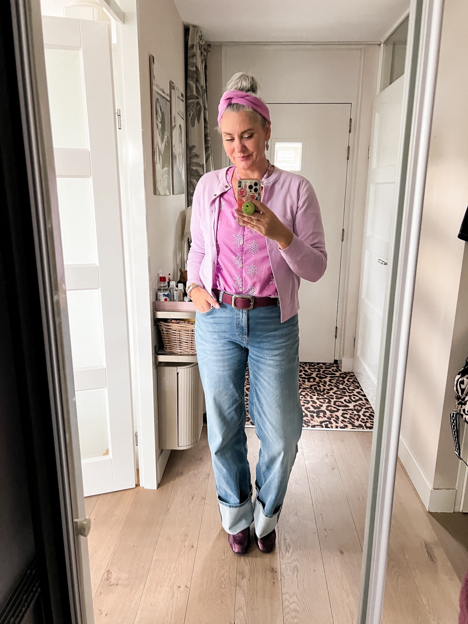 OOTD - Vrijdag. Dun lila vestje met wol (L), blouse met broderie (L) en jeans met omslag (40), beide van Miss Etam. Paarse leren loafers (oud) en haarbandvan Luvvies. 



#LTKeurope #LTKstyletip #LTKnederlands