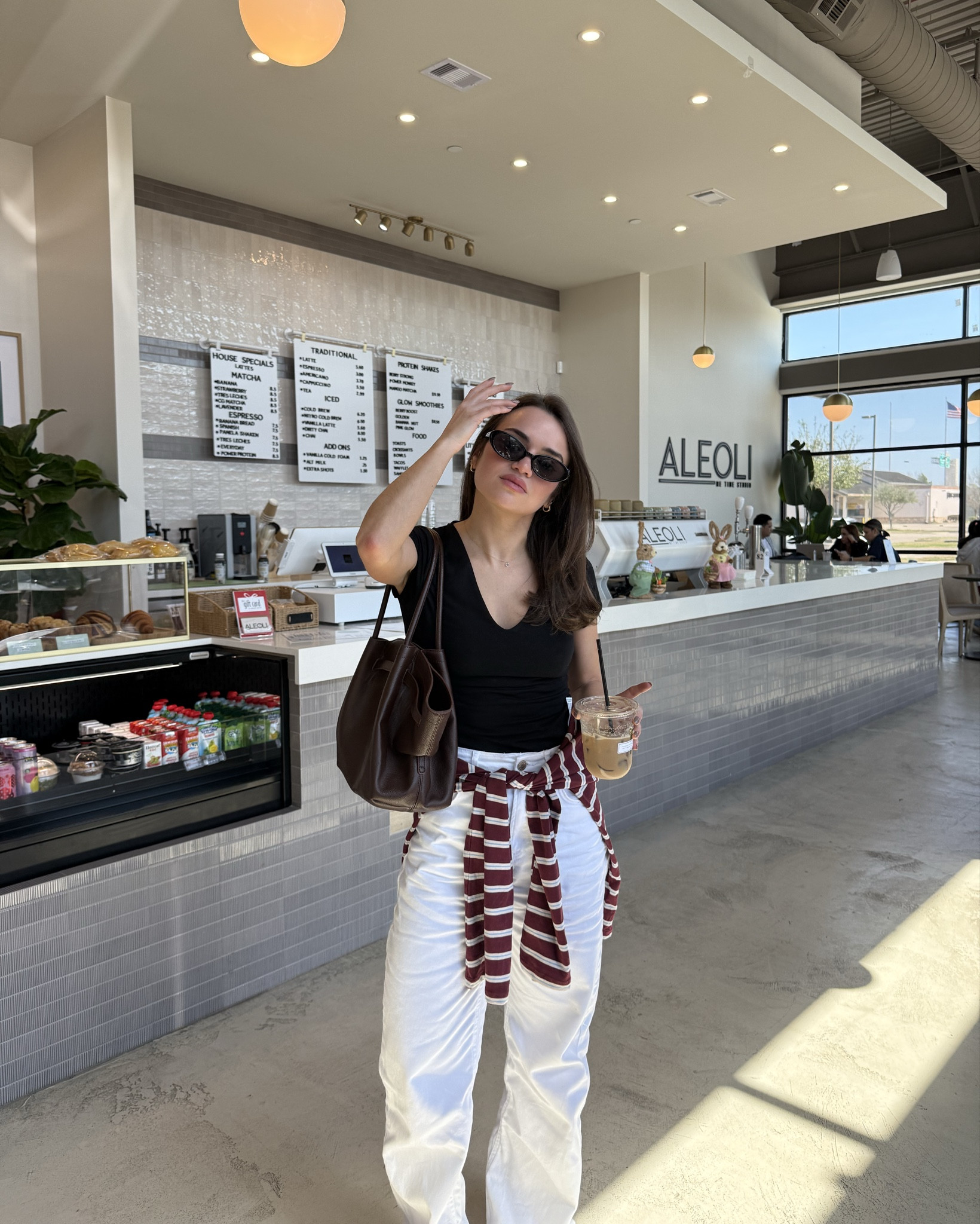 Casual outfit 🖤🍒 jeans blancos y jersey de rayas 

#LTKeurope #LTKespana #LTKFashionMonth