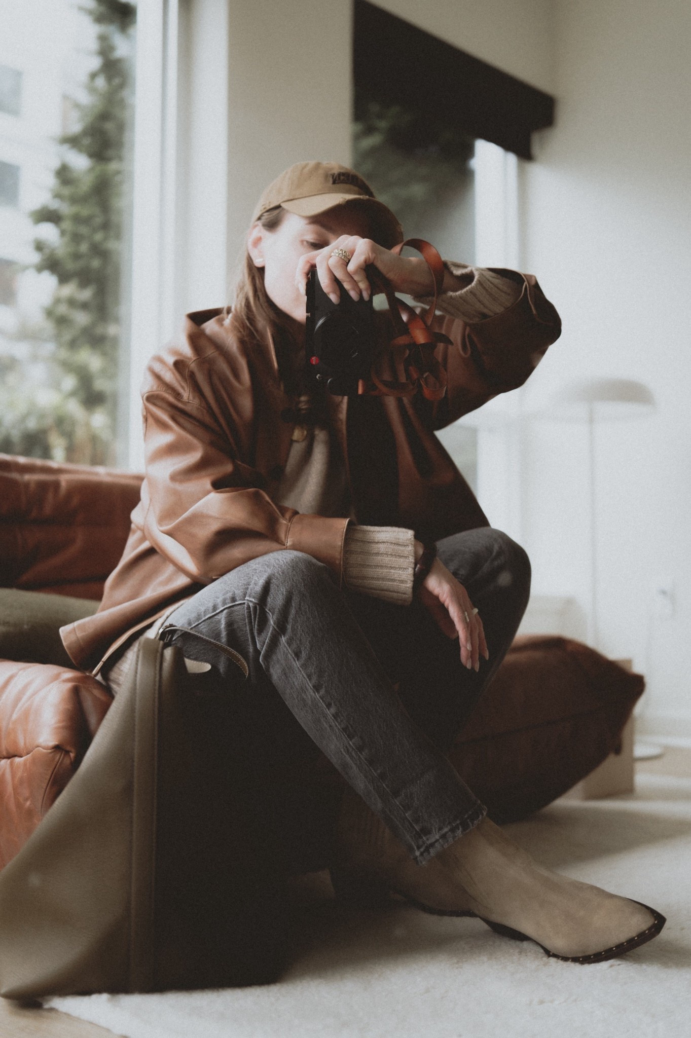 Levi’s 501 + crew neck cashmere sweater + leather jacket. 
Bag: Toteme belted bag.
A little break in the rain and she immediately wears a new studded pair of Golden Goose Debbie boots in suede. 

#LTKSaleAlert #LTKootd #LTKSeasonal