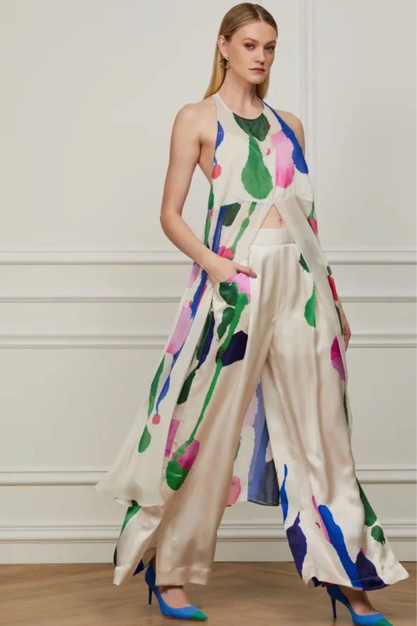 Moda significa ousadia, ser ousada.
Por isso que em desfiles de lançamento, os looks são ousados, para que tenhamos inspirações. O que não significa que temos que usar exatamente o que está sendo apresentado, mas sim despertar em nós o desejo de ser ousada, desde o estilo clássico ao mais inovador!

Vista-se de você mesma, e tudo ficará incrivelmente lindo!