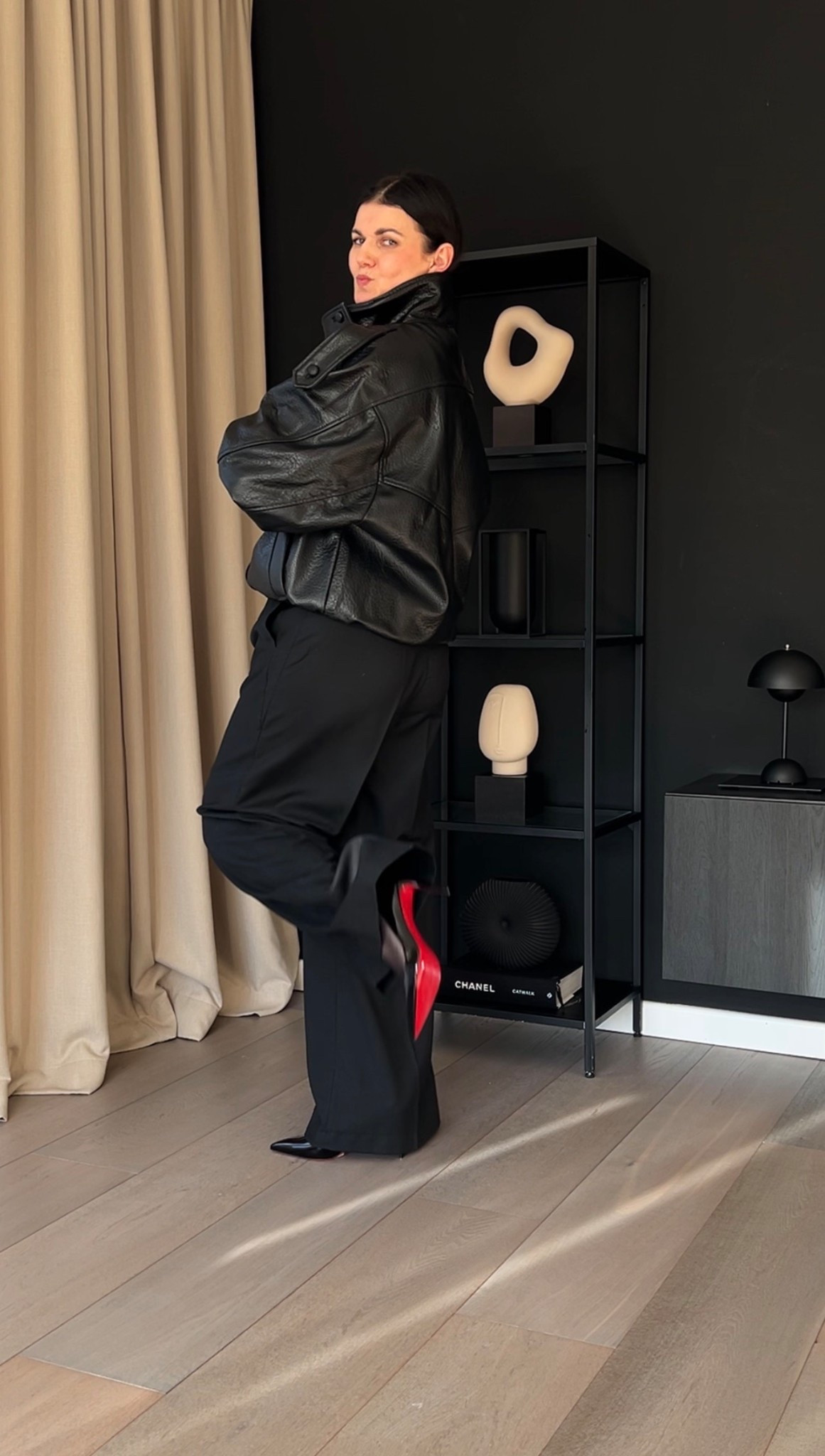 Schwarz und rot gehören zusammen.
Meine Lederjacke ist von ZARA, Artikel Nr. 4391/872/800

Schwarze Hose, Lederjacke, Pumps, schwarzes Outfit

#LTKdeutschland #LTKeurope #LTKluxury