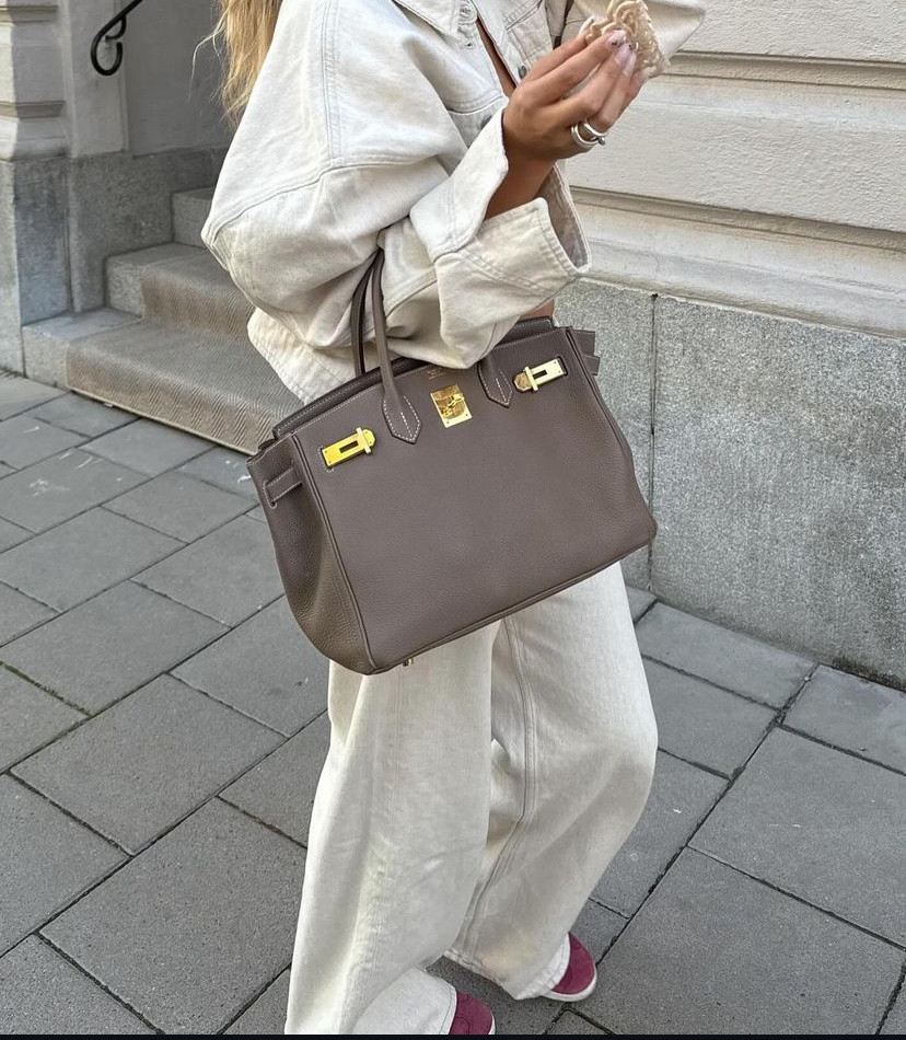 Fall casual chic 
White jacket 
White jeans 
Burgundy sneakers 
Khaki/olive bag 

#LTKStyleTip #LTKTravel #LTKBeauty