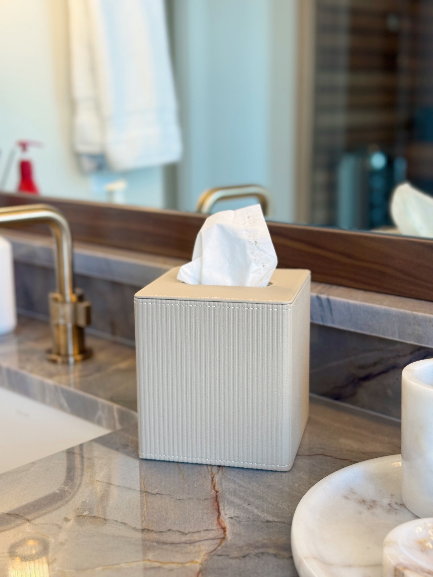 No more ugly Kleenex boxes in our house 🙅‍♀️ I just got this faux leather kleenex box in from Amazon and now I feel like I can have 'em sitting around our house everywhere [you're welcome guests 🤧] 

 
