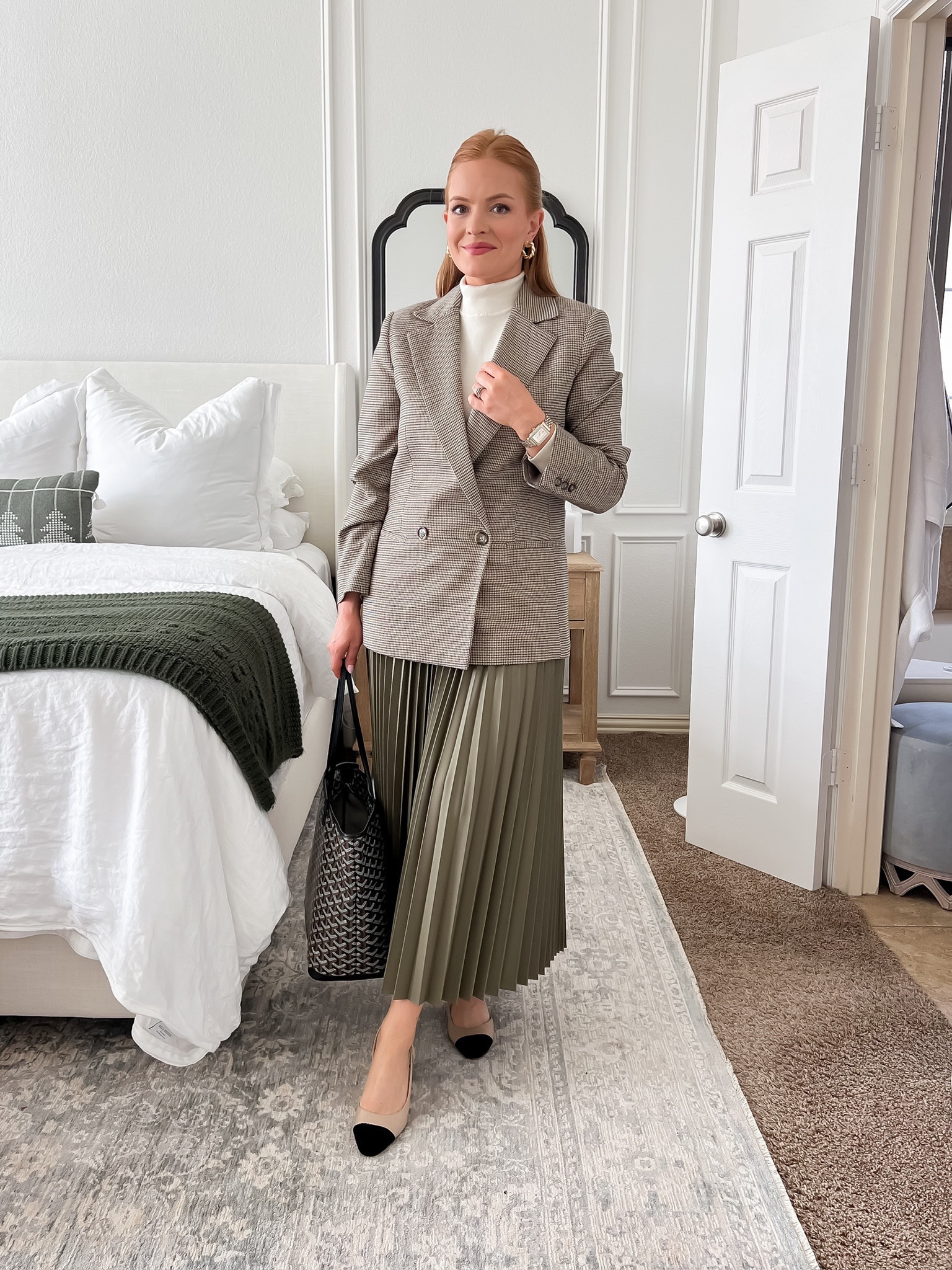 Daily workwear to get you inspired for the week🖤

Sizing:
Blazer - small
Pleated skirt - 6

#LTKSeasonal #LTKworkwear #LTKfindsunder100