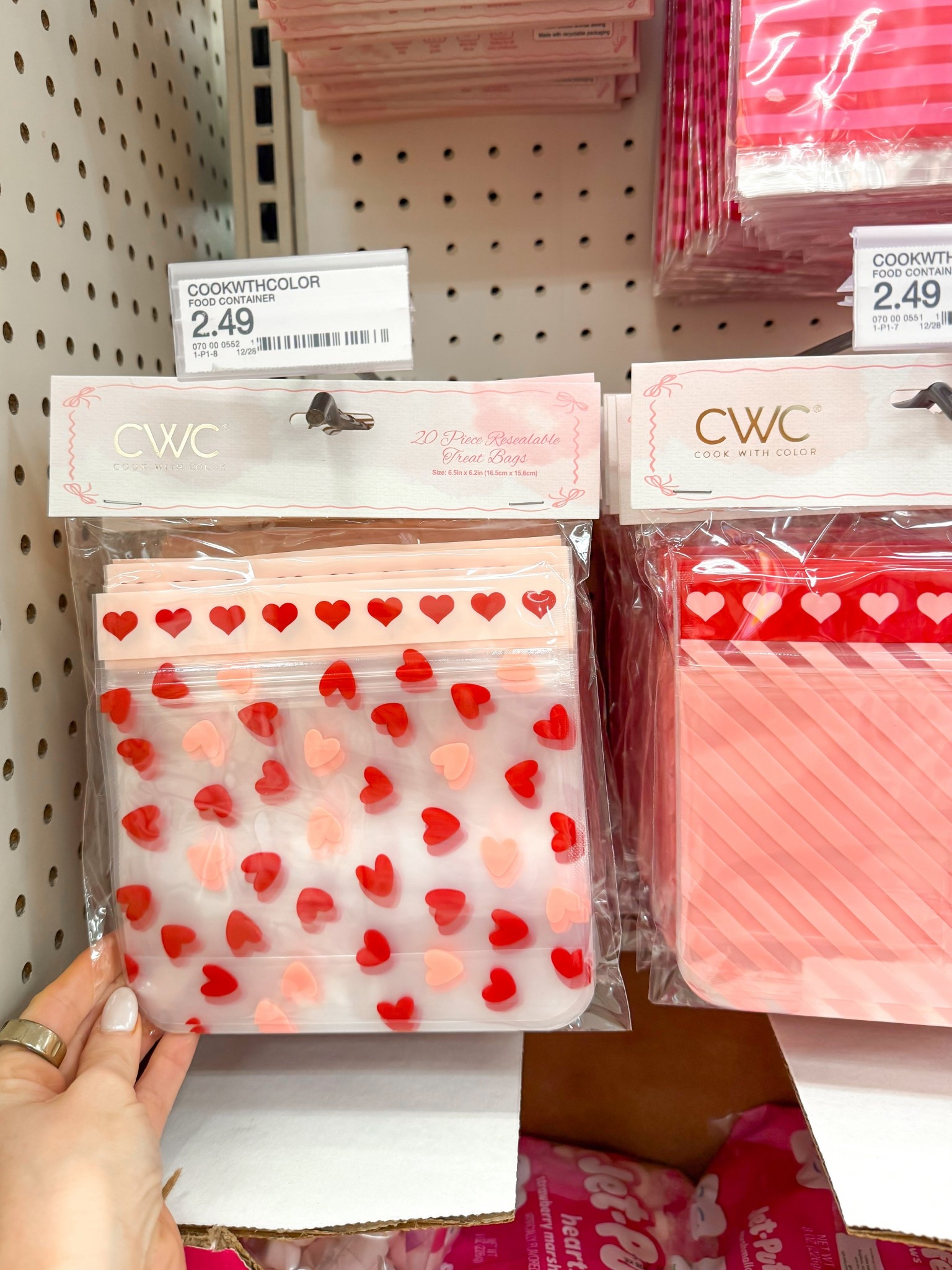Valentines day treat bags - love these for class gifts 




Classroom gifts 
Kids Valentines 
Valentine’s Day gift 
Target finds 

#LTKSeasonal #LTKHome #LTKFindsUnder50