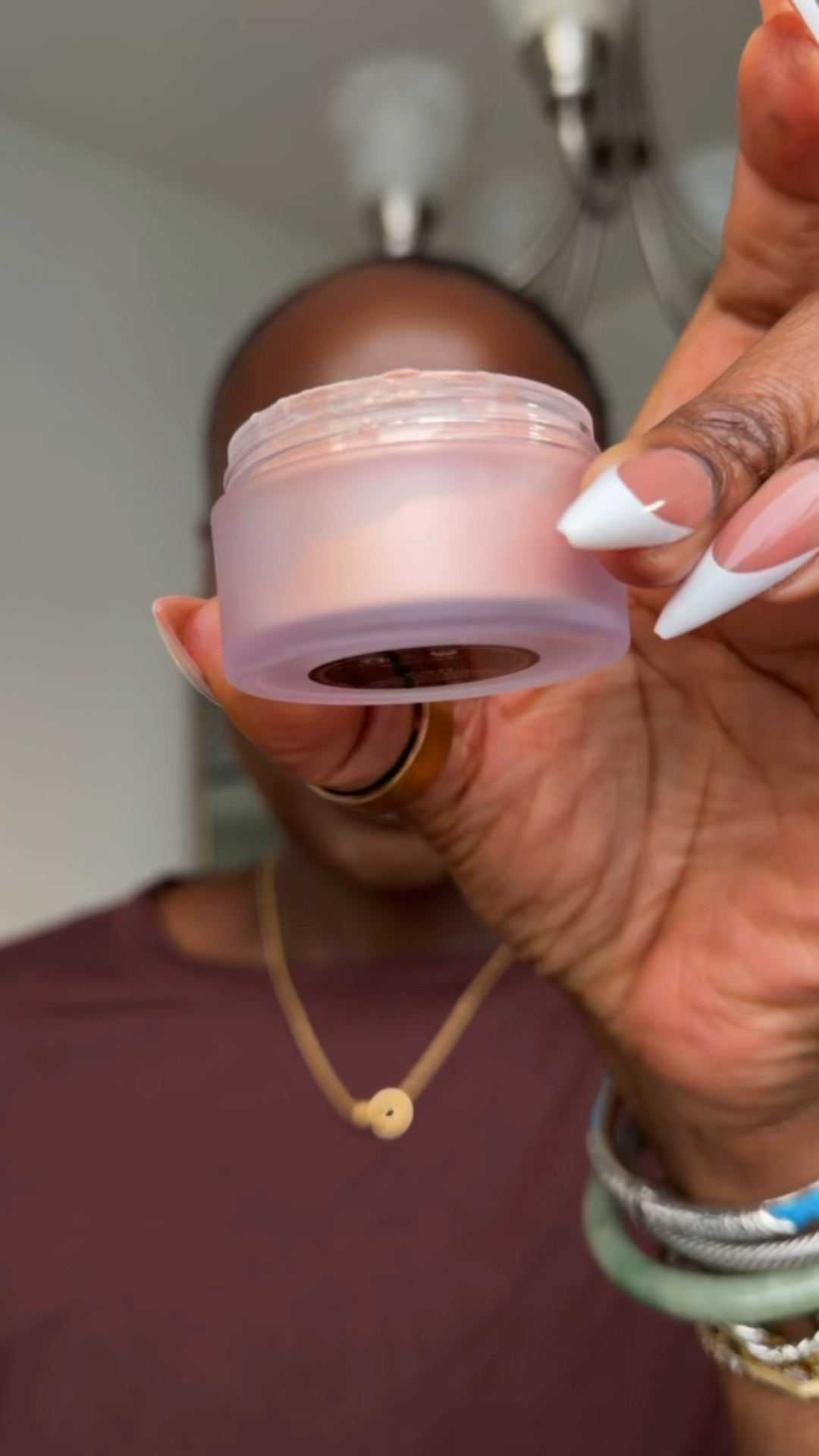 Decided to try this soft pink setting powder from Laura Mercier, and I like it!


