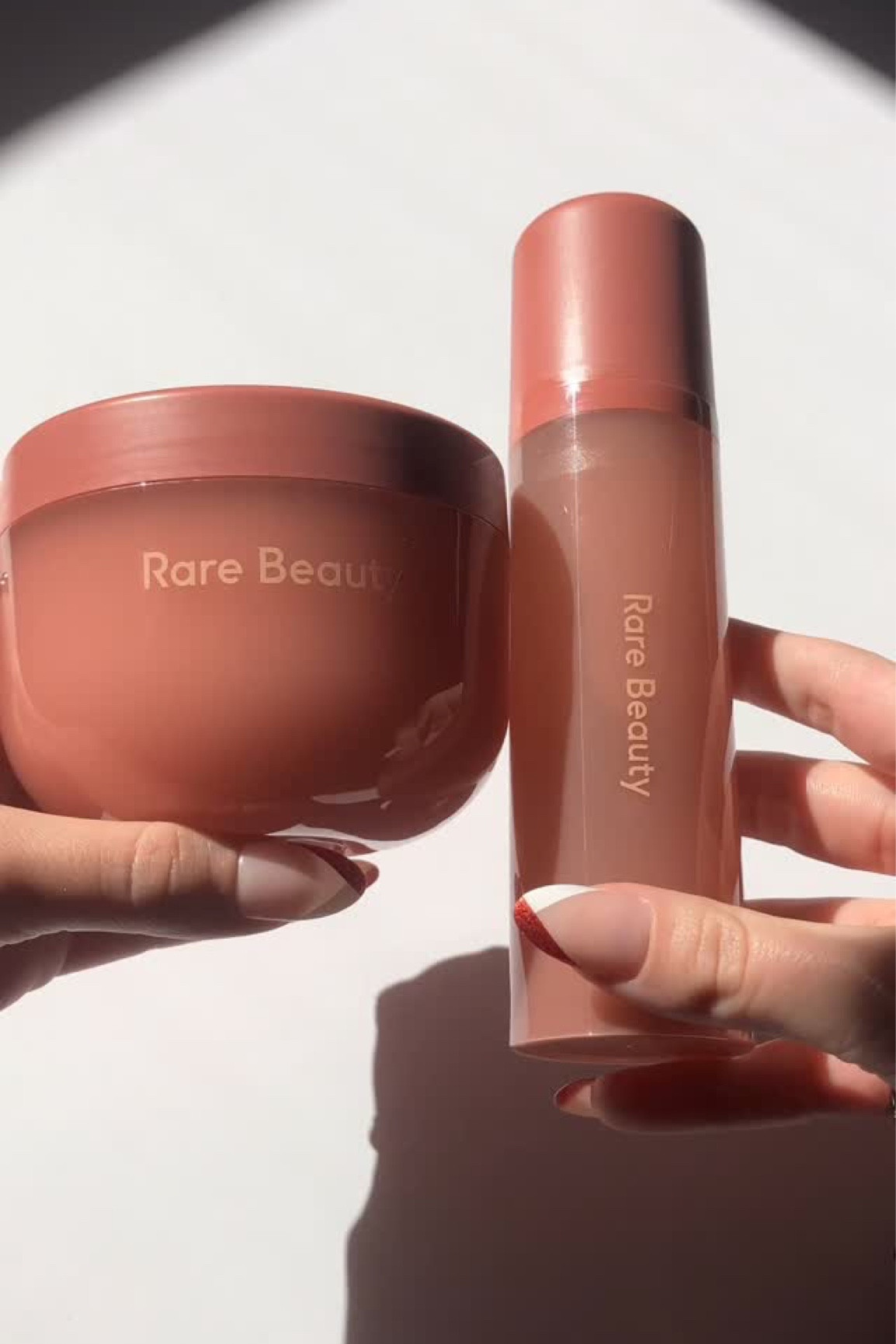 🍑 @rarebeauty Awaken Confidence Bouncy Body Cream & Body/Hair Mist #gifted 

🌸 Experience the rich, pudding like texture of Rare Beauty’s new body cream. It deeply hydrates, restores your skin’s bounce and radiance and leaves a soft peach floral scent

🍑 Refresh with this vibrant, fragrance mist featuring juicy peach and fresh floral notes. The formula includes niacinamide, ashwagandha root extract, and biotin to revitalize instantly while softening both skin and hair 

Thank you to Rare Beauty & @skeepers_us for sending me these products! 

.
.
.
.
.

#rarebeauty #skeepers #ugc #beautyugc #bodycare #fragrance #summer #bodycream #hairmist #bodymist #perfume #sephora