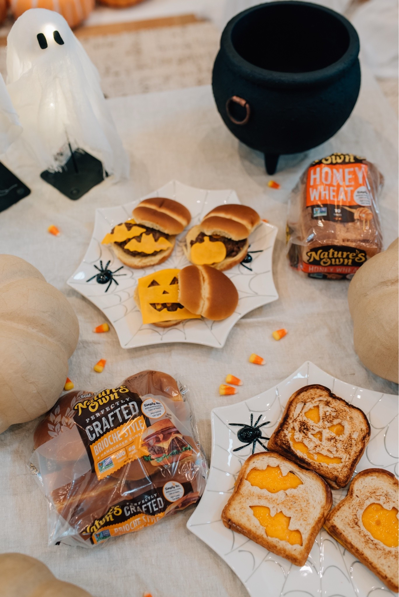 #ad The kids may have thought Halloween craft night was about the crafts, but I was equally excited about the food. 😂🎃 Halloween-shaped burgers, spooky grilled cheese, and a table full of festive bites made with @naturesownbread turned a regular family night into something so fun. Plus, Nature’s Own has simplified its recipe with a shorter ingredient list without changing the great taste we love. Grab yours at @target for your next Halloween night at home. 👻🧡 @target @naturesownbread #targetpartner #NaturesOwnPartner #NaturesOwnBread #GetBreaducated #liketkit @shop.ltk
