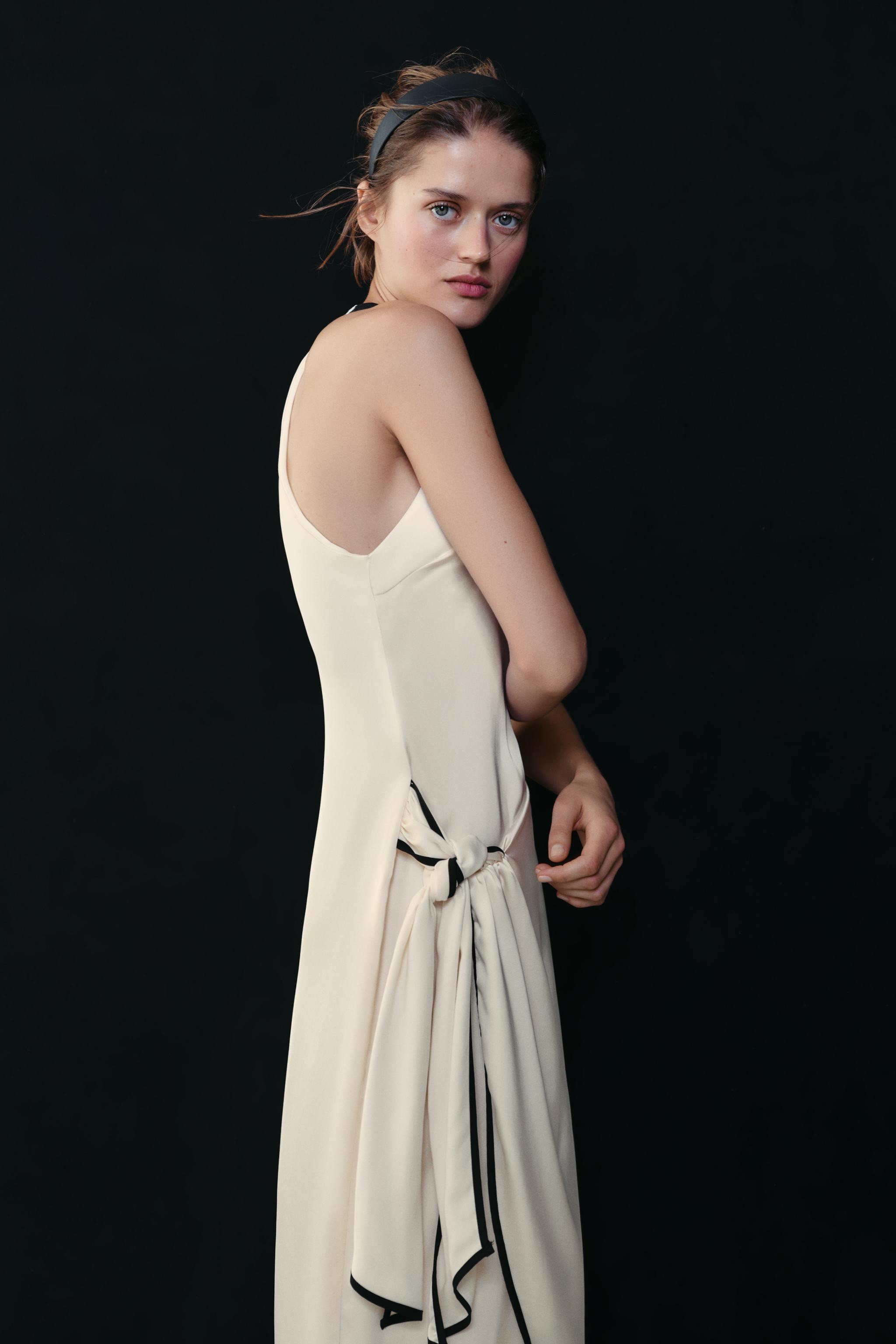 Halter neck dress. Front knot detail with contrasting piping. Hem with front slit. Back zip faste... | Zara US