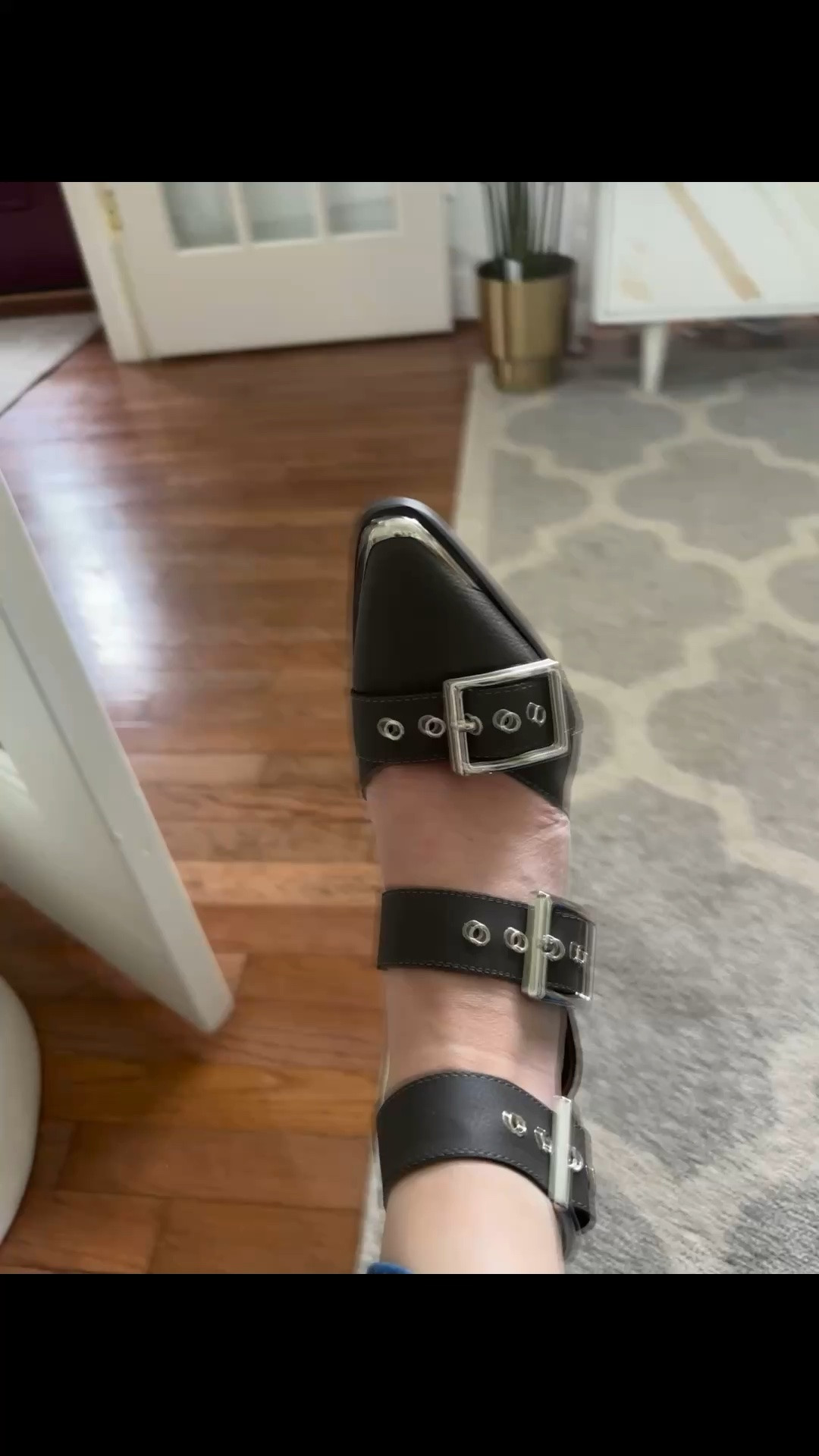 Love this for a western look
Buckle heel boot like
Tts