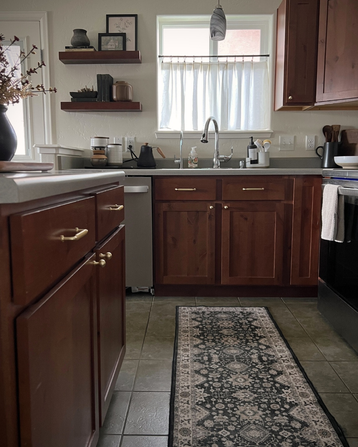 The easiest way to add character to any kitchen ✨ It’s the little details that make a difference. Don’t be afraid to mix and match handles!

diy kitchen cabinet upgrade brushed brass gold vintage hardware handles knobs pulls home decor design inspo

#LTKFindsUnder100 #LTKFindsUnder50 #LTKHome