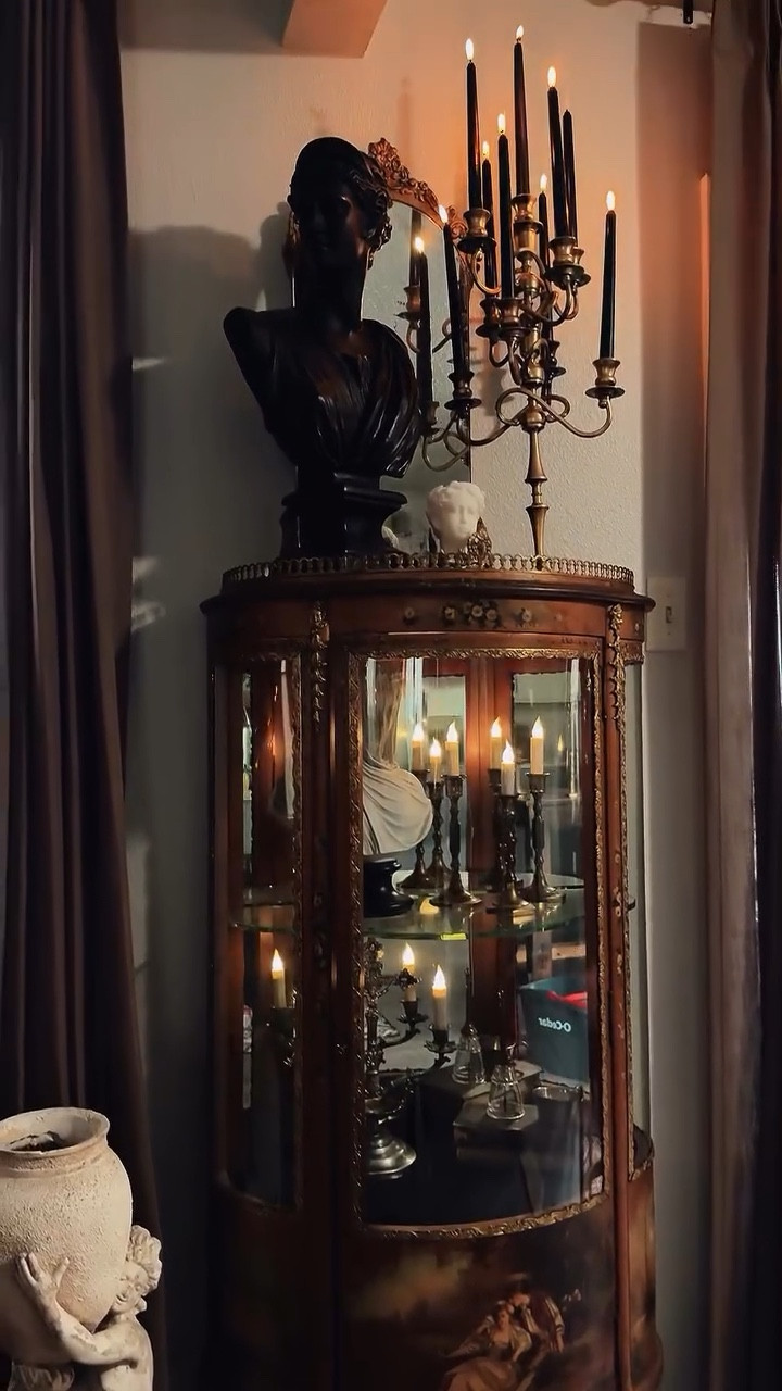 Cozy moody home #cozyhomedecor #darkhome #gothichome #moodyhome #cozycore #darkdecor #victoriandecor #homedecor #antiques