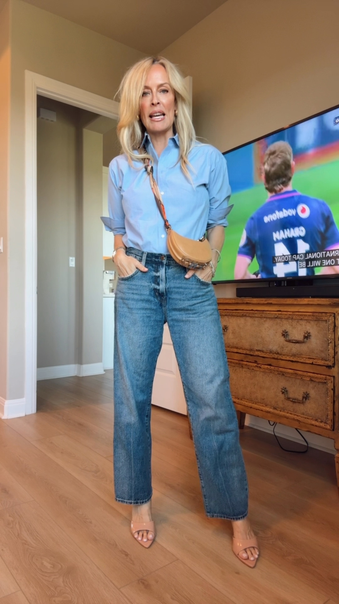 Classi button down and jeans with a pointy heel :)