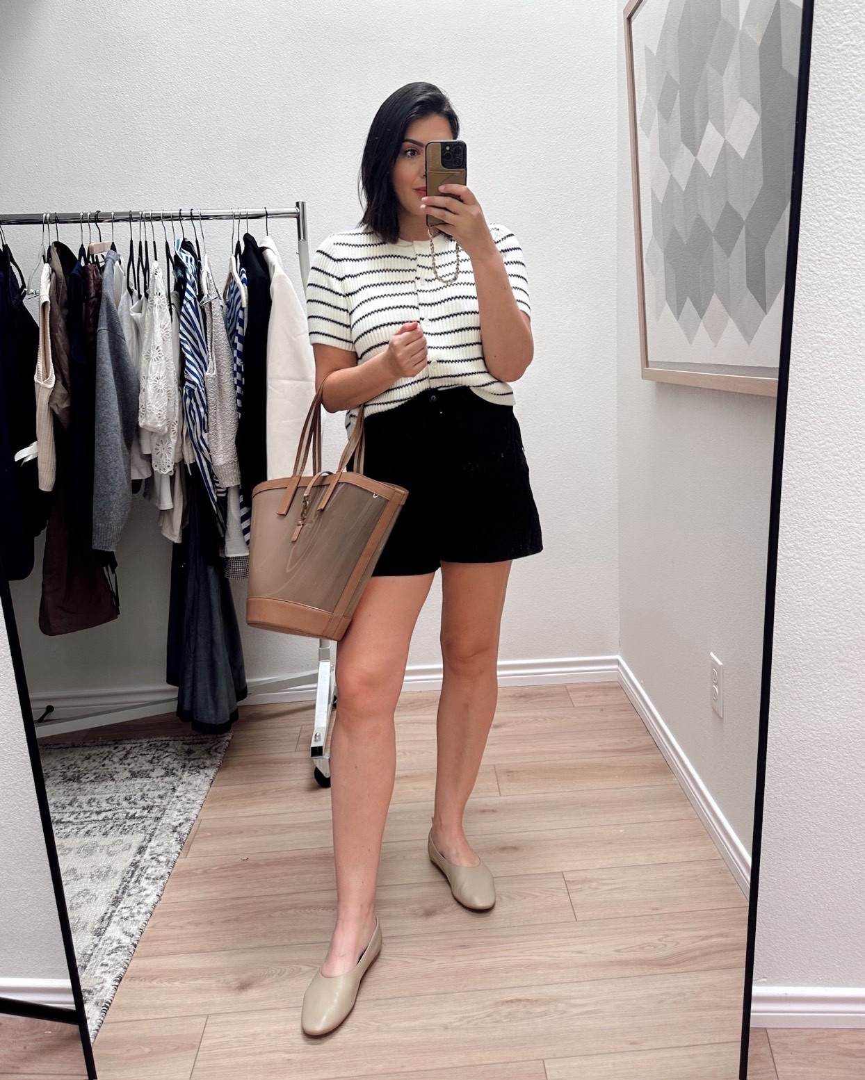 One of my favorite spring tops is on sale @Splendid this week! I'm in the large, this size gives me plenty of wiggle room!

I'm in the Medium Tall of the @spanx pants -- TTS, fitted. and the large of the shorts! Also TTS, but more snug at the waist! Highly recommend these shorts. 

 