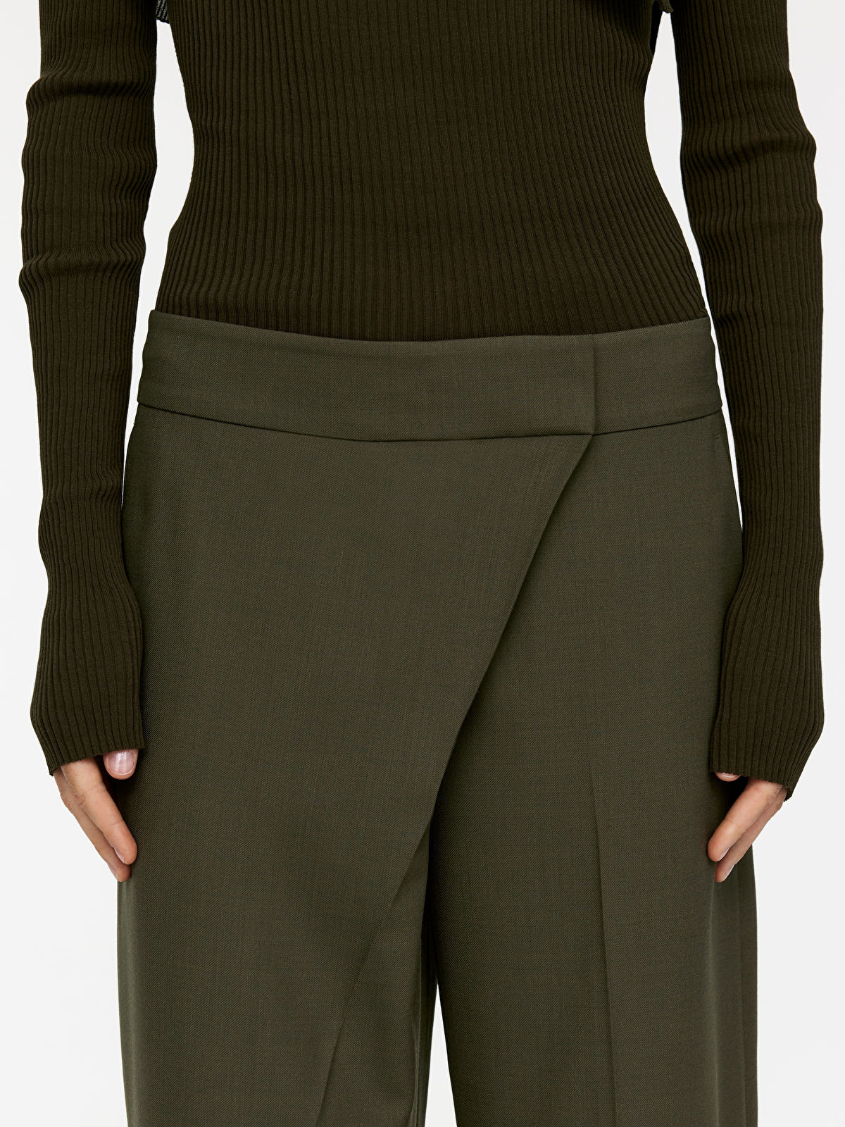 ARKET
	
	
			   Femme
	
	
			   Pantalons
	
	
			   Pantalon portefeuille décontracté | ARKET (EU)
