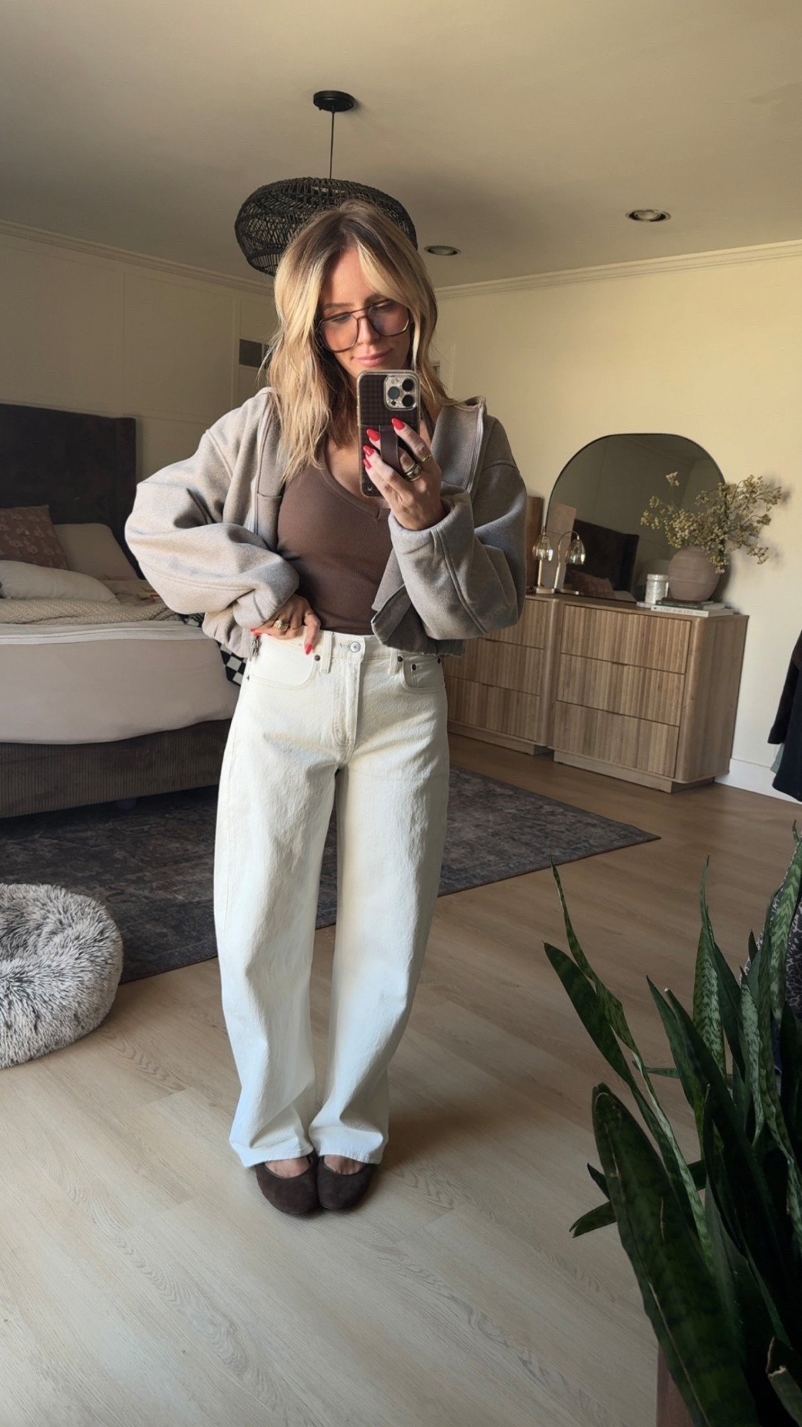 These cream barrels 🤌🏽 They were out of the regular length so I tried the long. I’m 5ft4 fyi

Jeans: 26L
Tank: small 
Jacket: small 

#LTKOver40