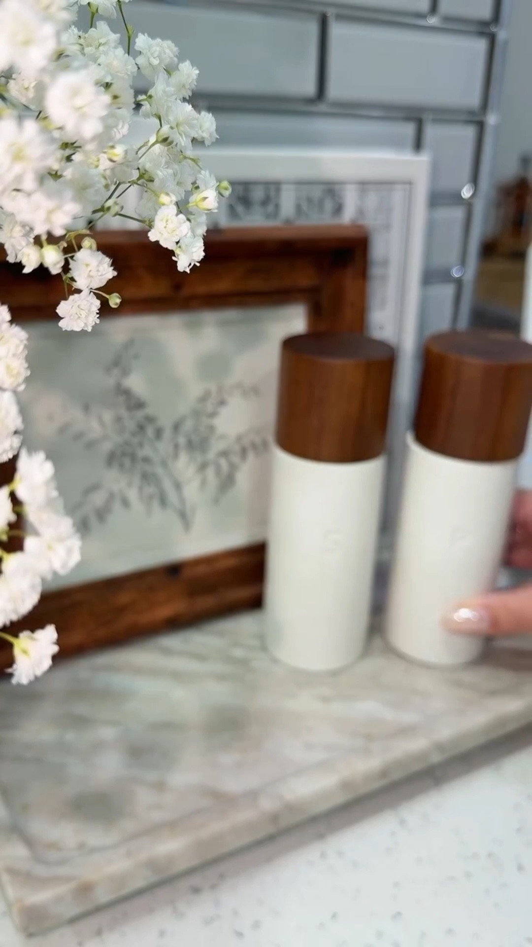 Pequeños detalles que hacen que tu cocina se vea de revista ✨
Un toque de madera, mármol y blanco… y listo.
¿Te gusta así minimalista o le agregarías algo más? 👀

#home #target #amazon #homedecor #homeswethome