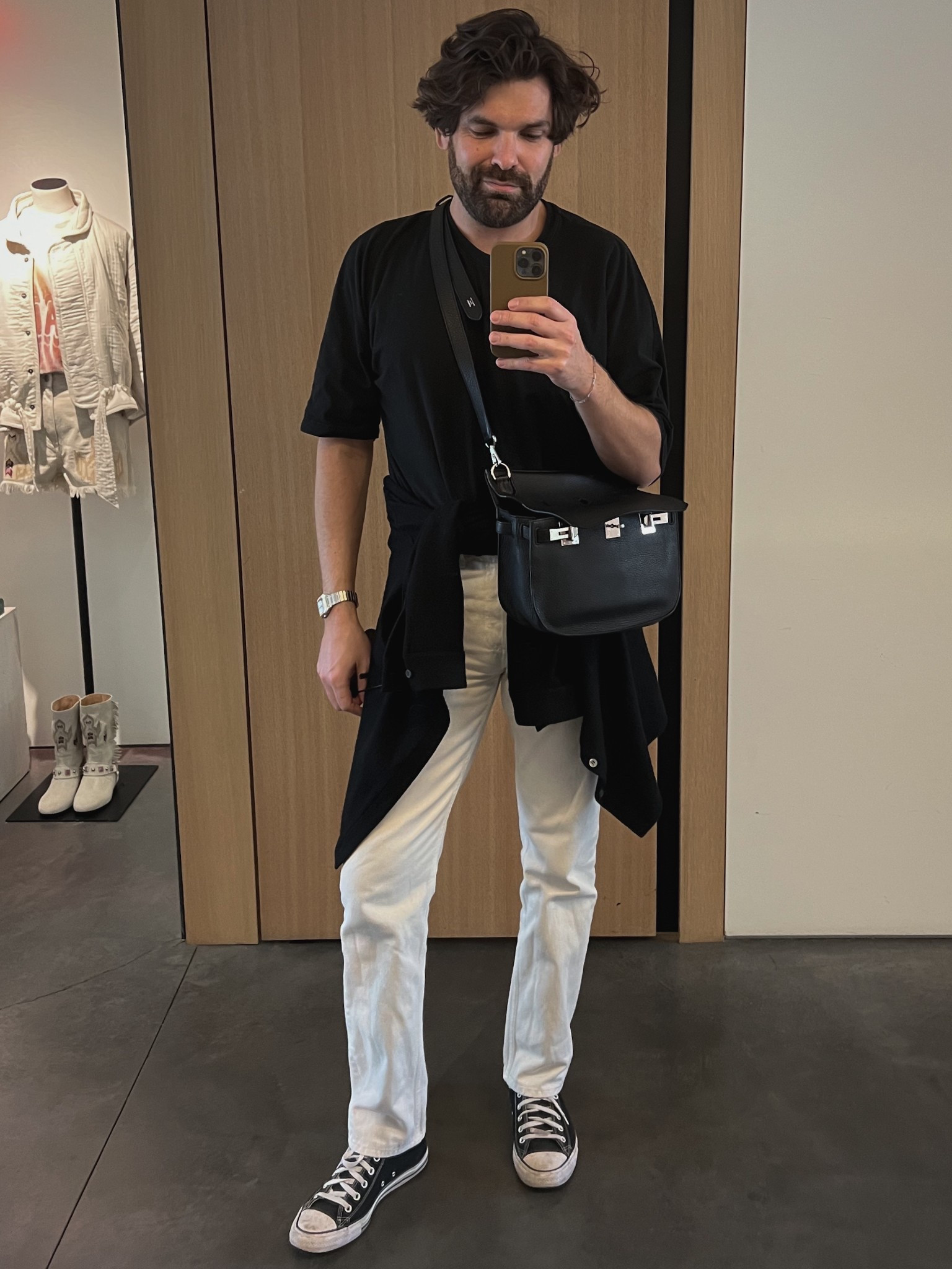 Man’s black and white outfit rocking an Hermès Jypsiere 28 ⛓️

#LTKFindsUnder50 #LTKItBag #LTKMens