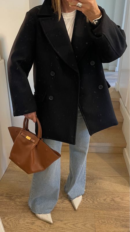 Steal my style !
What’s not to love about a peacoat and wide leg jeans ? Add white shoes & a tan bag : it’s FiFi approved…done ! Shop the look