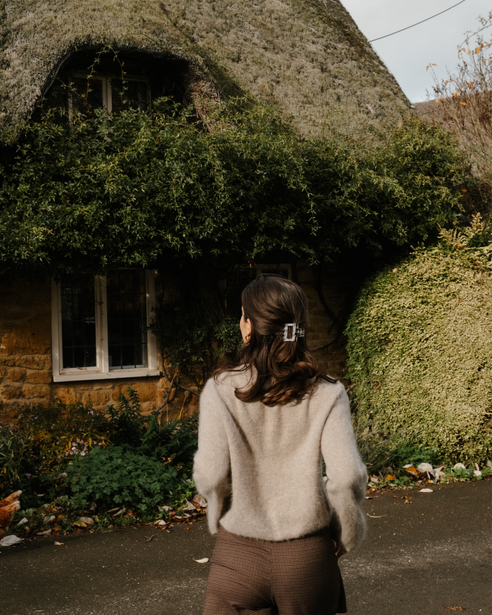 Countryside chic 🤎 styling a cream cashmere cardigan with a brown H&M skort and black leather loafers #ltkuk #ltkautumn #ltkcountry