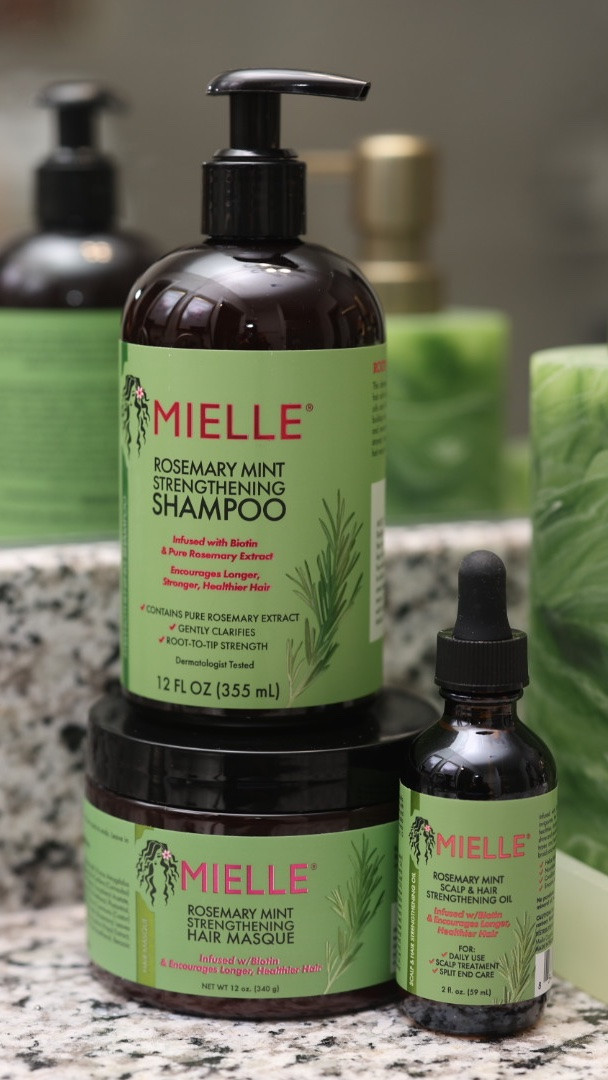 #ad Girl, you need at least ONE hairstyle you can do on yourself. That’s a nonnegotiable requirement. I ran straight for the @mielleorganics rosemary mint collection reformulated with real rosemary extract & lets just say…. What dry flakey scalp? ☺
@Target x @mielleorganics, available now at Target and Target.com. Link’s in my LTK @shop.ltk 
#targetpartner #MiellePartner #shopltkit