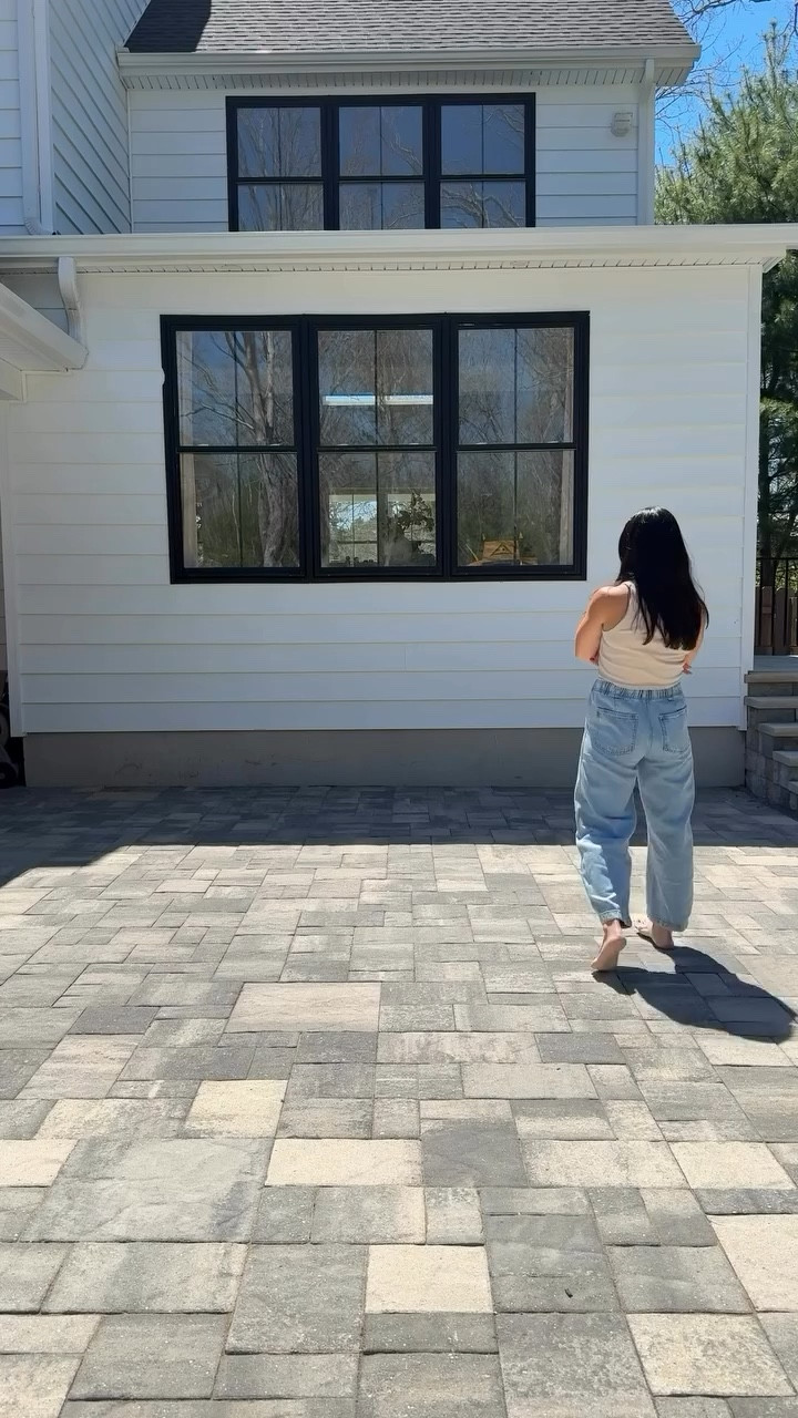 That time last year I tried to take a video to get an idea of this outdoor dining space anddd fell into the pool. Got the shot though 😉 were you here for that??

#contentcreatorlife #contentcreatorproblems #newjerseypools #newjerseybackyard #coastalsummer