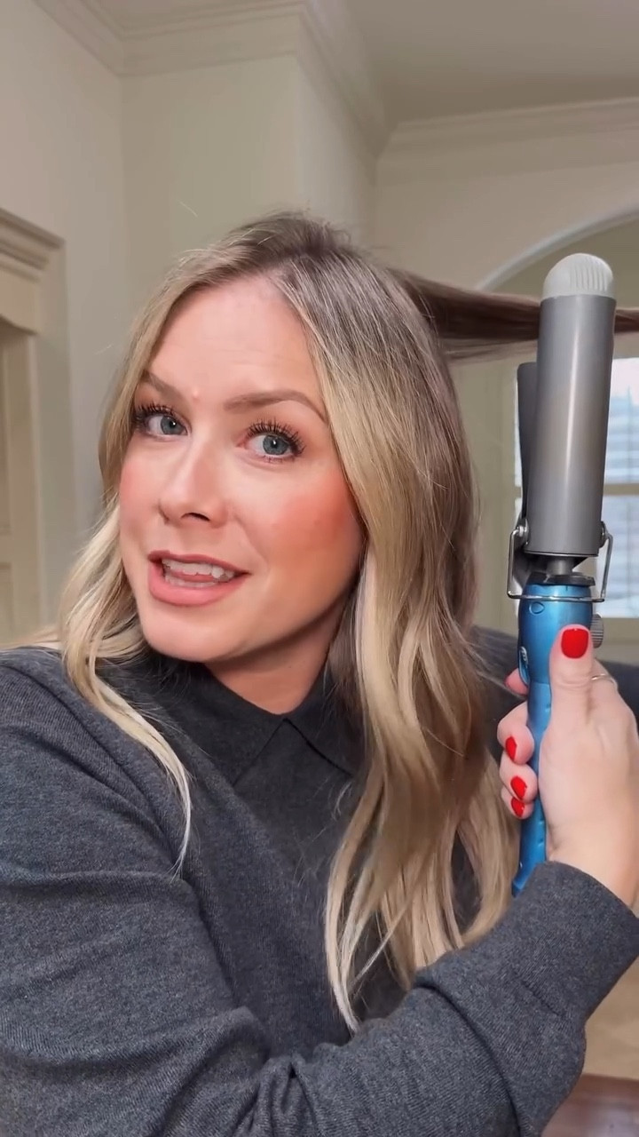 These are little tips to help your curls look beautiful & more modern (less curled, more of a soft wave = the modern look)! I’m using a 1.5 inch barrel at about 300° 🤌🏻