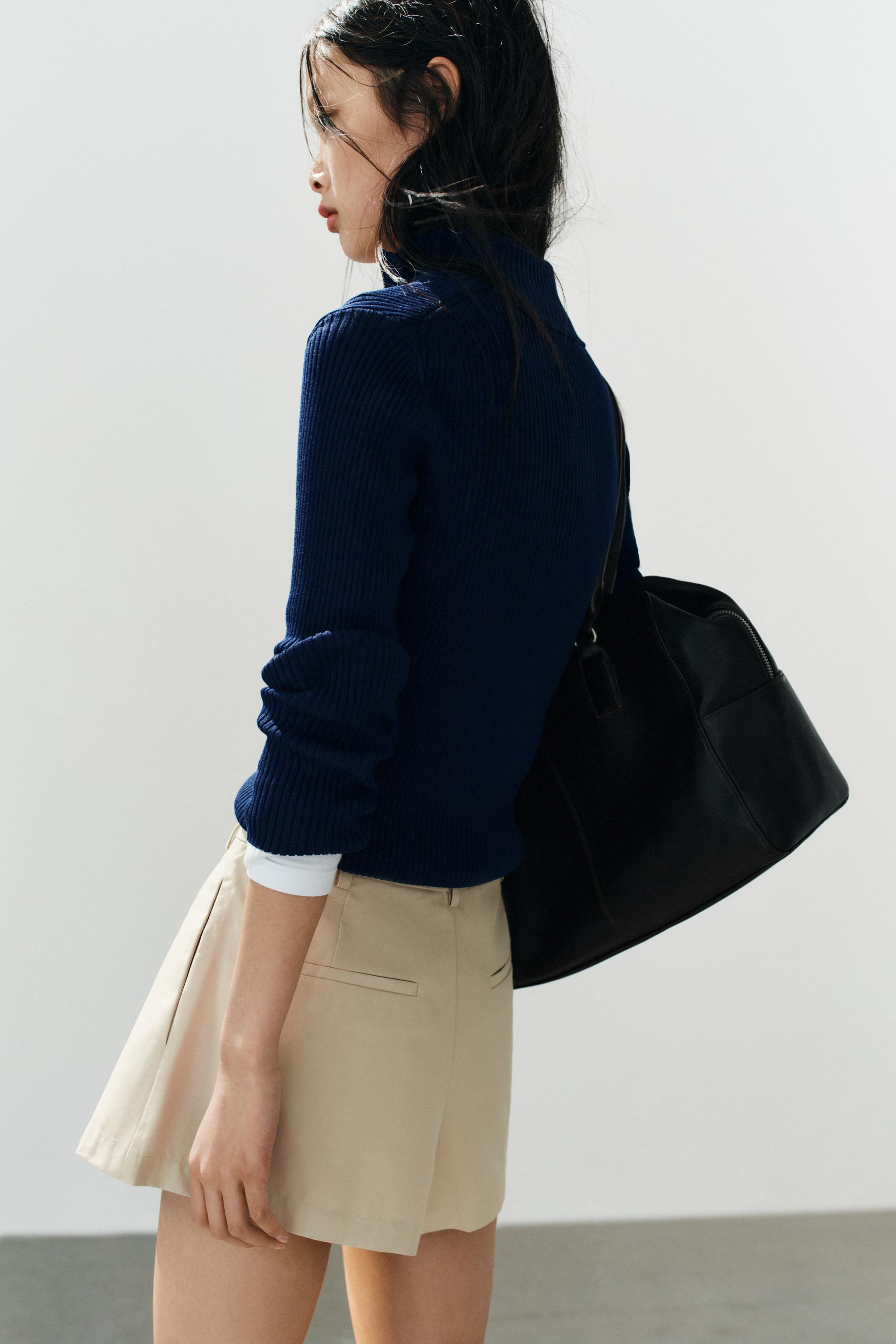 High-waisted shorts featuring side pockets and faux welt pockets on the back. Pleated detail with... | Zara US