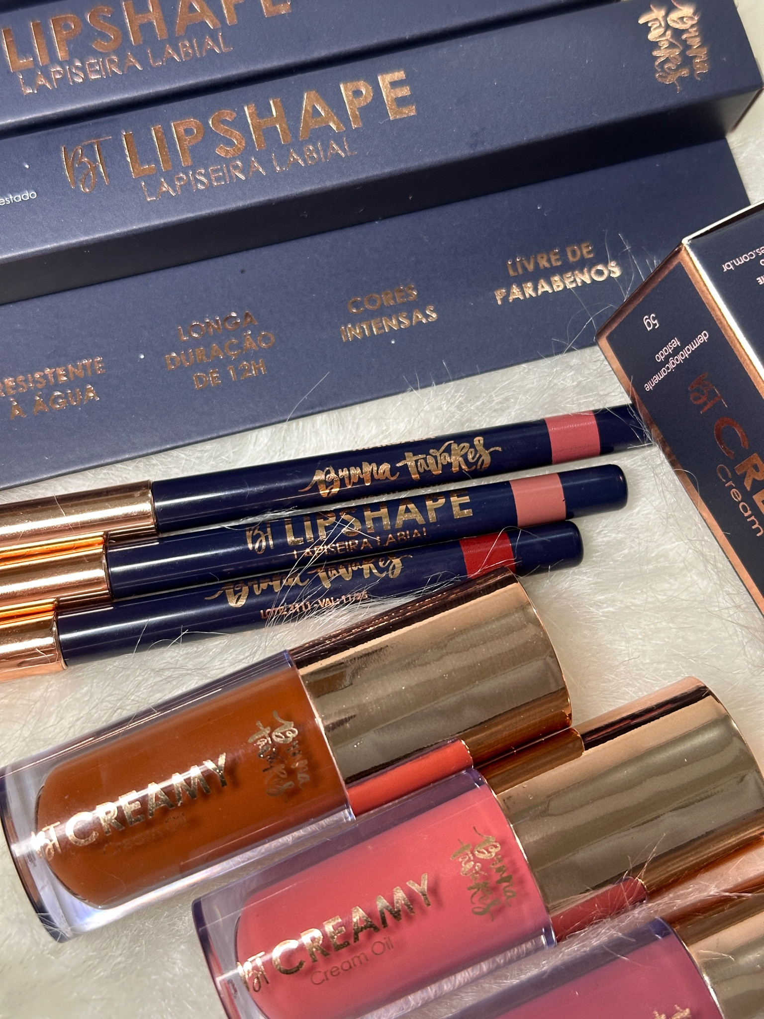 Usando os Bt Lipshape, lápis labial da Bruna Tavares, eles são muito macios e sequinhos, e por ele ser sequinho, isso é bom, pois não tem como manchar de tão macio. Senti um sensorial muito diferente dos lápis labiais que eu já usei.
As cores dos lápis e lip oil, estão escritos no vídeo.  #brunatavares #bt #linhabrunatavares #taymedeirosbeauty #tay #makeup 

#LTKbrasil #LTKVideo #LTKbeauty