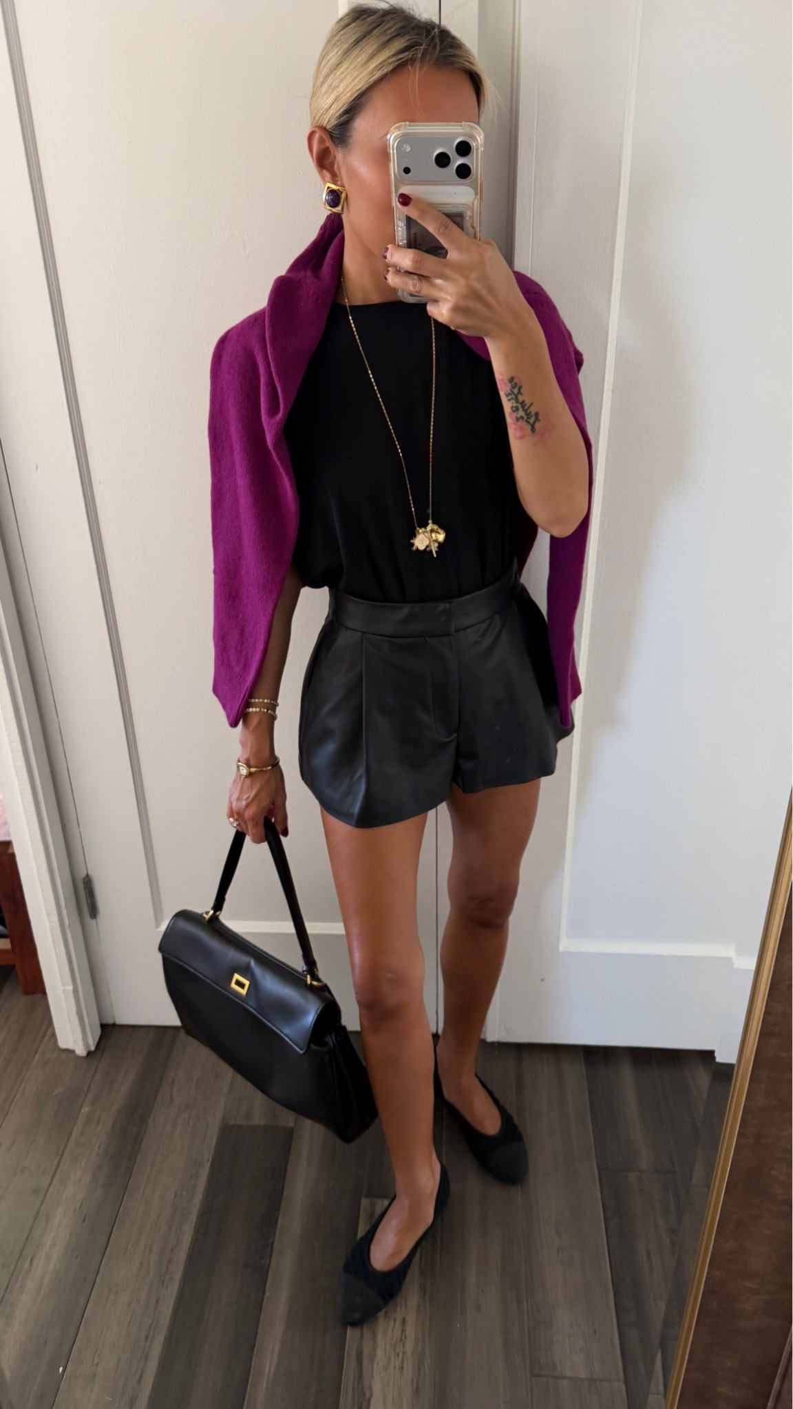 @Zara  shorts and sweater in xs
Tee in xs
Chanel flats