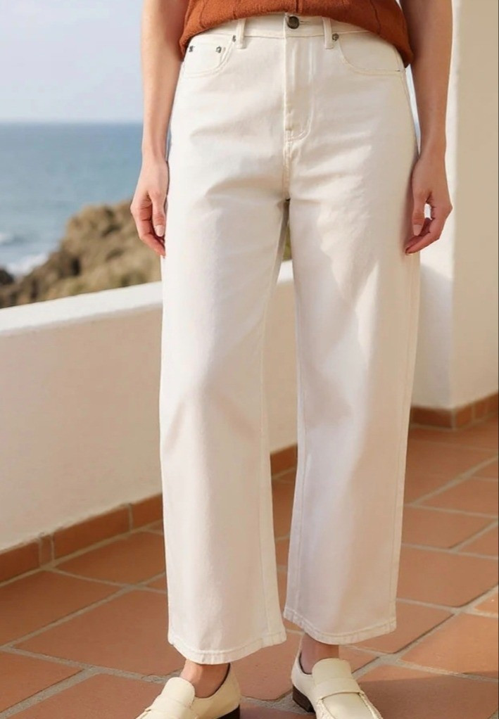 Petite mid rise barrel jeans in white denim. Petite fashion.

#LTKPetite #LTKMidsize