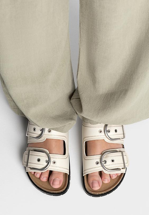 Flache Sandalen mit Schnallen | Stradivarius DE