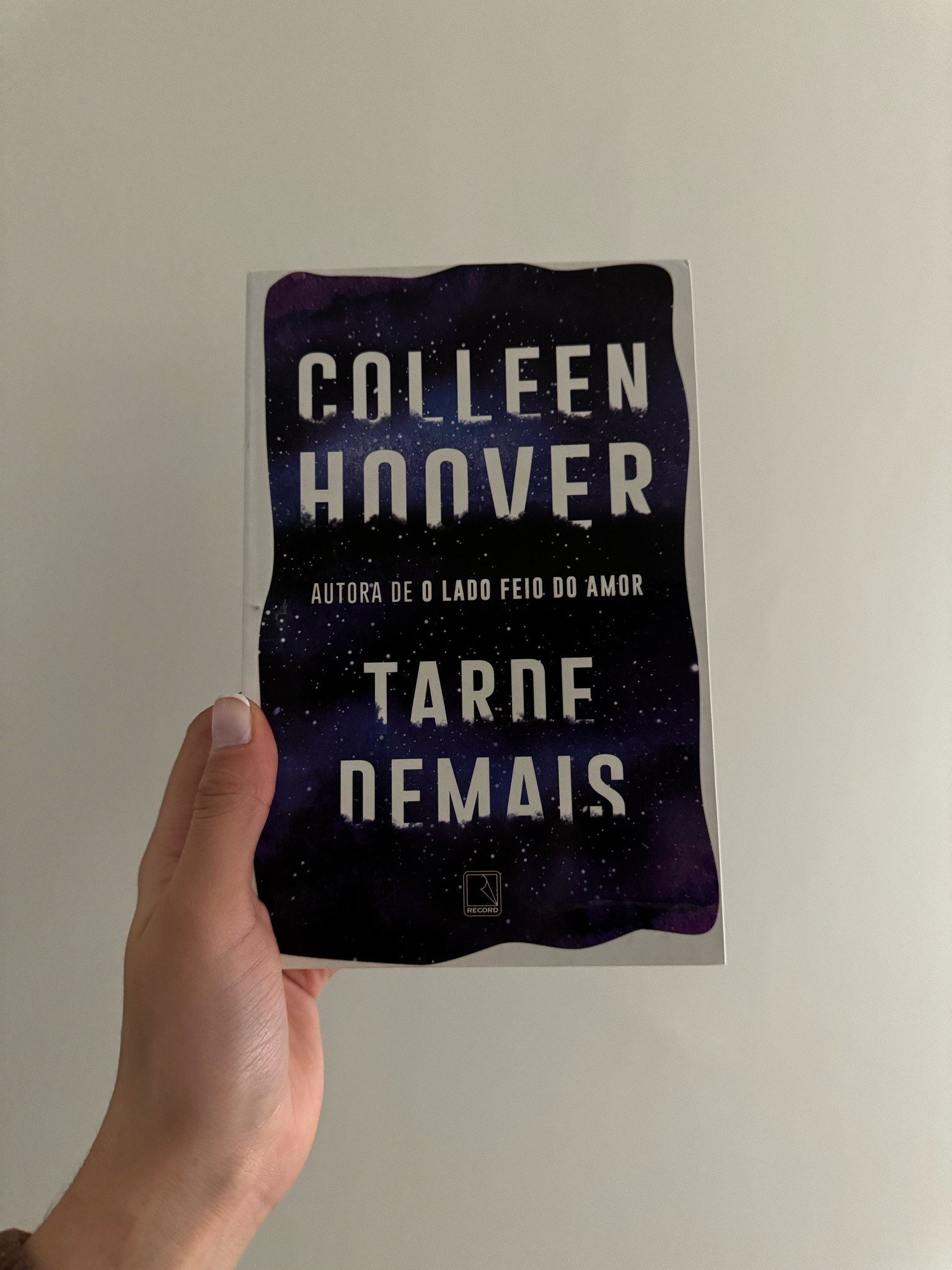 “Para proteger o irmão, Sloan foi ao inferno e fez dele seu lar. Ela está presa em um relacionamento com Asa Jackson, um perigoso traficante, e quanto mais os dias passam, mais parece impossível enxergar uma saída. Imersa em uma casa incontrolável que mais parece um quartel general, rodeada por homens que ela teme e sem um minuto de silêncio, também parece impossível encontrar qualquer motivo para se sentir bem. Até Carter surgir em sua vida.

Sloan é a melhor coisa que já aconteceu a Asa. E se você perguntasse ao rapaz, ele diria que também é a melhor coisa que já aconteceu a Sloan. Apesar de a garota não aprovar seu arriscado estilo de vida, Asa faz o que é preciso para permanecer sempre um passo a frente em seu negócio e proteger sua garota. Até Carter surgir em sua vida.

A chegada de Carter pode afetar o frágil equilíbrio que Sloan lutou tanto para conquistar, mas também pode significar sua única saída de uma situação que está ficando insustentável."

#LTKgiftguide #LTKstyletip #LTKover50style