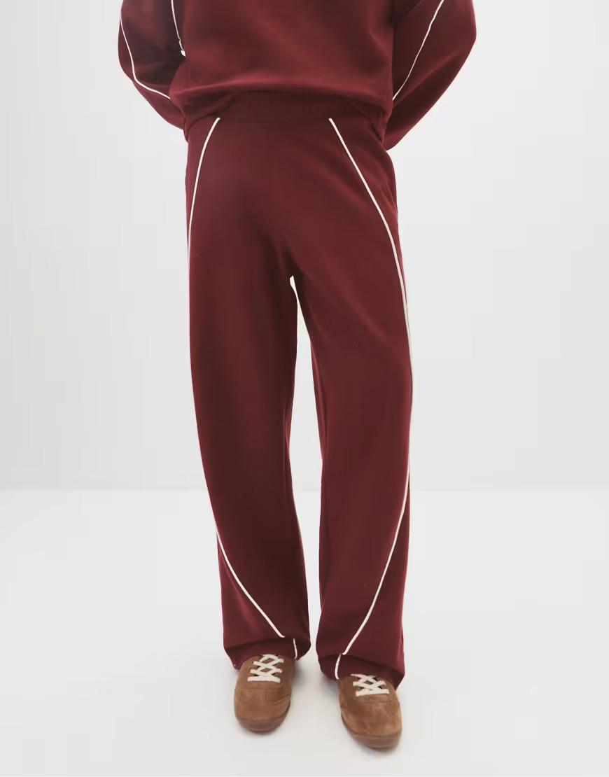 Pull&Bear - Pantaloni della tuta color bordeaux con profili a contrasto-Rosso | ASOS (Global)