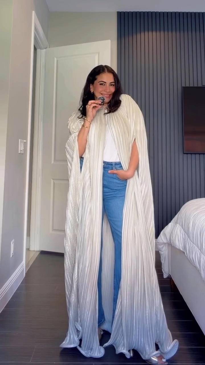 Get dressed with me to host iftar at home 🌙🌙
#ramadan2026 #ootd 

Cape abaya @baruni_fashion 
Jeans @hm 
Shirt @halfboy_official 
Heels @tonybianco 
Perfume @officialbyredo