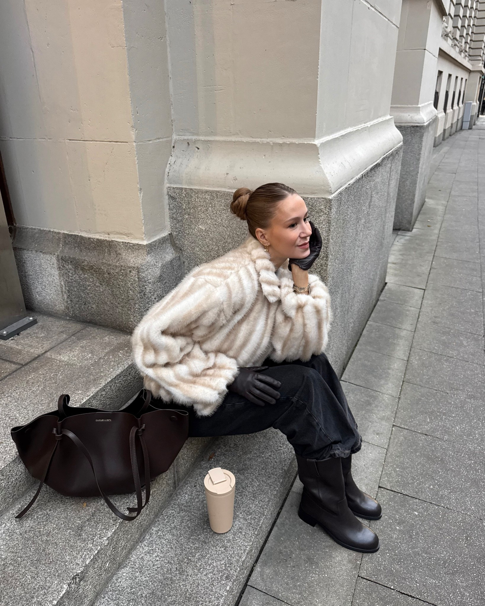 Helle Felljacke mit dunklem Look und Leder Accessoires 🤍

#LTKautumn #LTKstyletip #LTKdeutschland