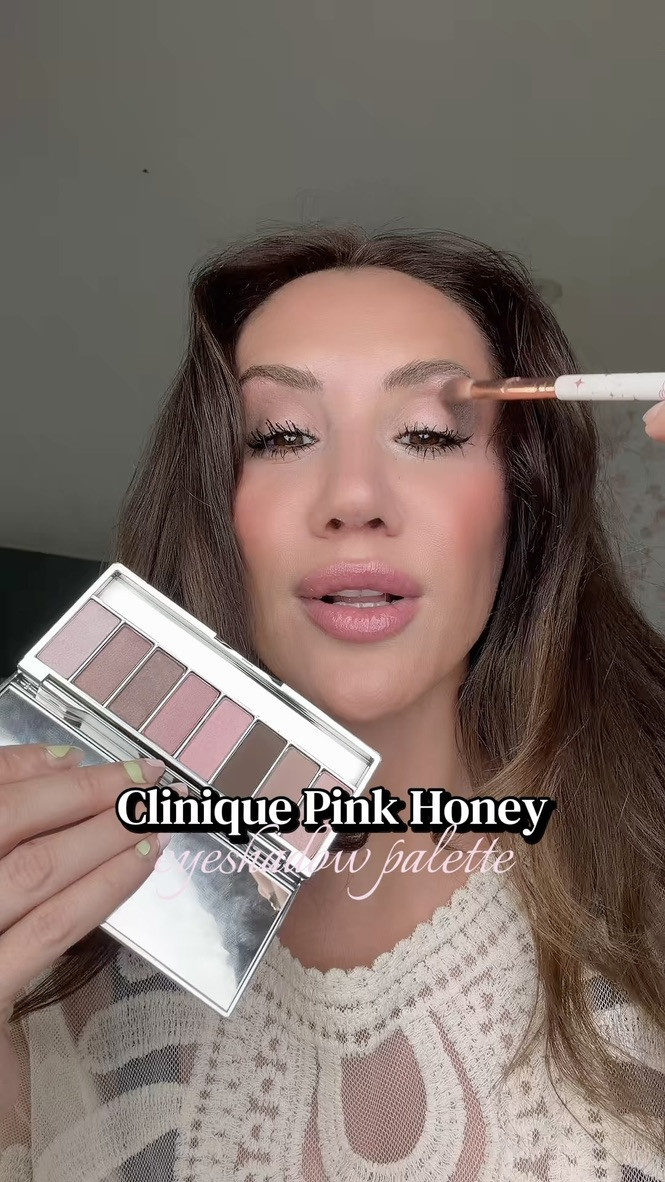 the pink honey palette with eight shades that flatter every skin tone — silky buildable crease resistant and long wearing all day.

#clinique #eyeshadowpalette #neutraleyeshadow #eyemakeup #makeupreview
clinique pink honey affair all about shadow palette 

 #LTKBeauty