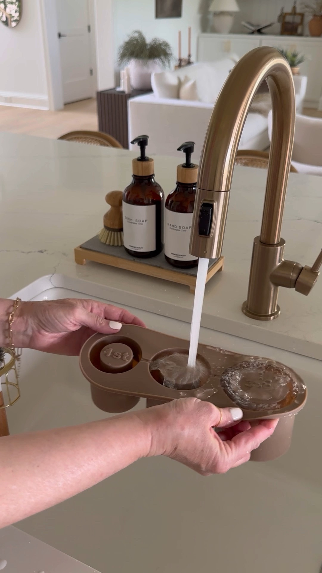 Brilliant ice mold for Stanley or other 30-40 ounce water bottles 


#LTKHome #LTKFindsUnder50 #LTKSaleAlert