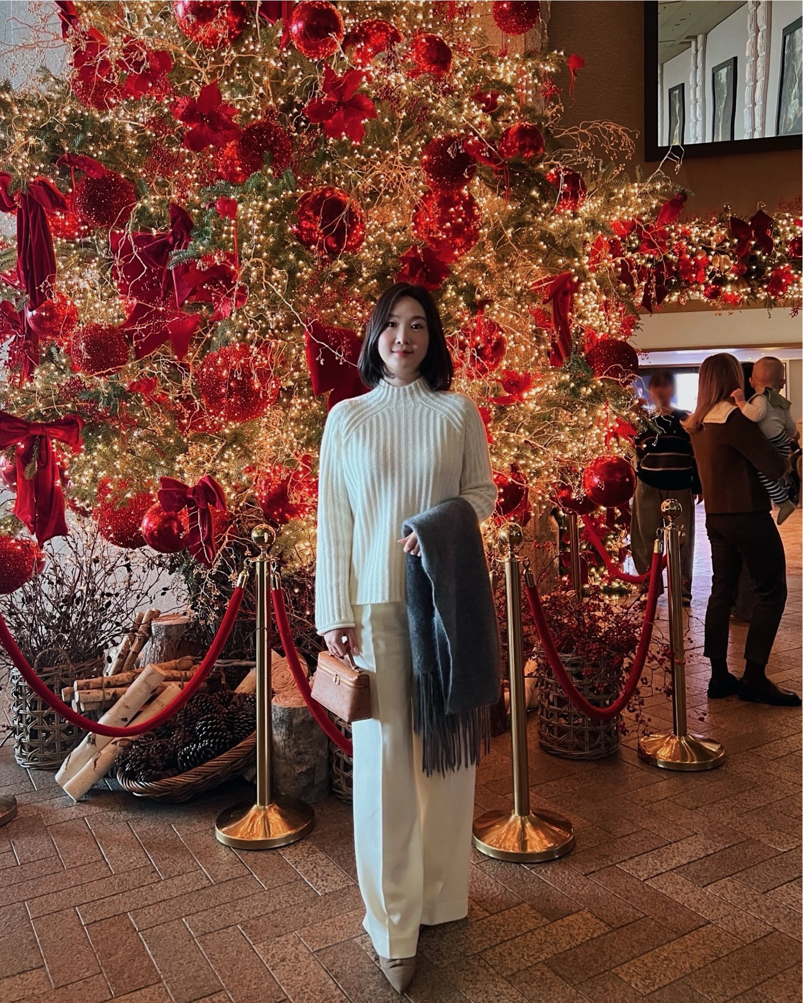 Holiday season in Seoul, Korea
이번 홀리데이시즌에는 화사한 화이트룩으로🤍

울 캐시미어 니트와 실크 울 트위드 팬츠
브러시드 캐시미어 머플러 모두 릴리실크 제품. 제품 정보 태그해둘게요! 
자세한 리뷰는 블로그에❣️

Wool Cashmere 
Sweater knit pants scarf 
Bag Loropiana L19 
Shoes Manoloblahnik
OOTD 오오티디 데일리룩 겨울코디
Korean style
Korean fashion 
Winter style

#LTKasia #LTKwinter #LTKkorea