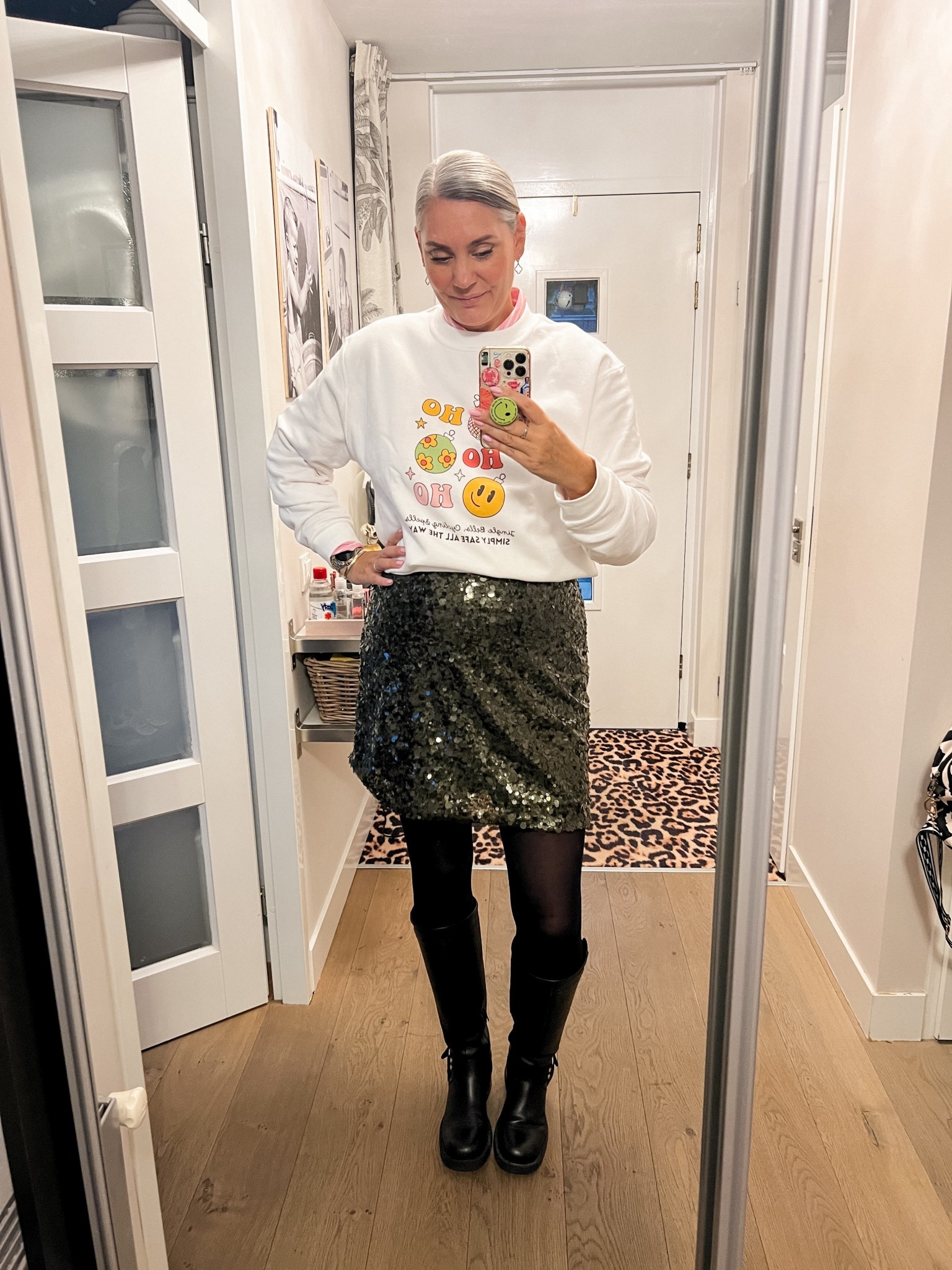 OOTD - Donderdag. Een kakibroen pailletten rokje icm zwarte panty’s en zwarte biker boots. Een kerst sweater van het werk over een roze gestreept overhemd. Oversized roze scrunchie. Kleine zilveren oorbellen. 



#LTKnederlands #LTKstyletip #LTKeurope