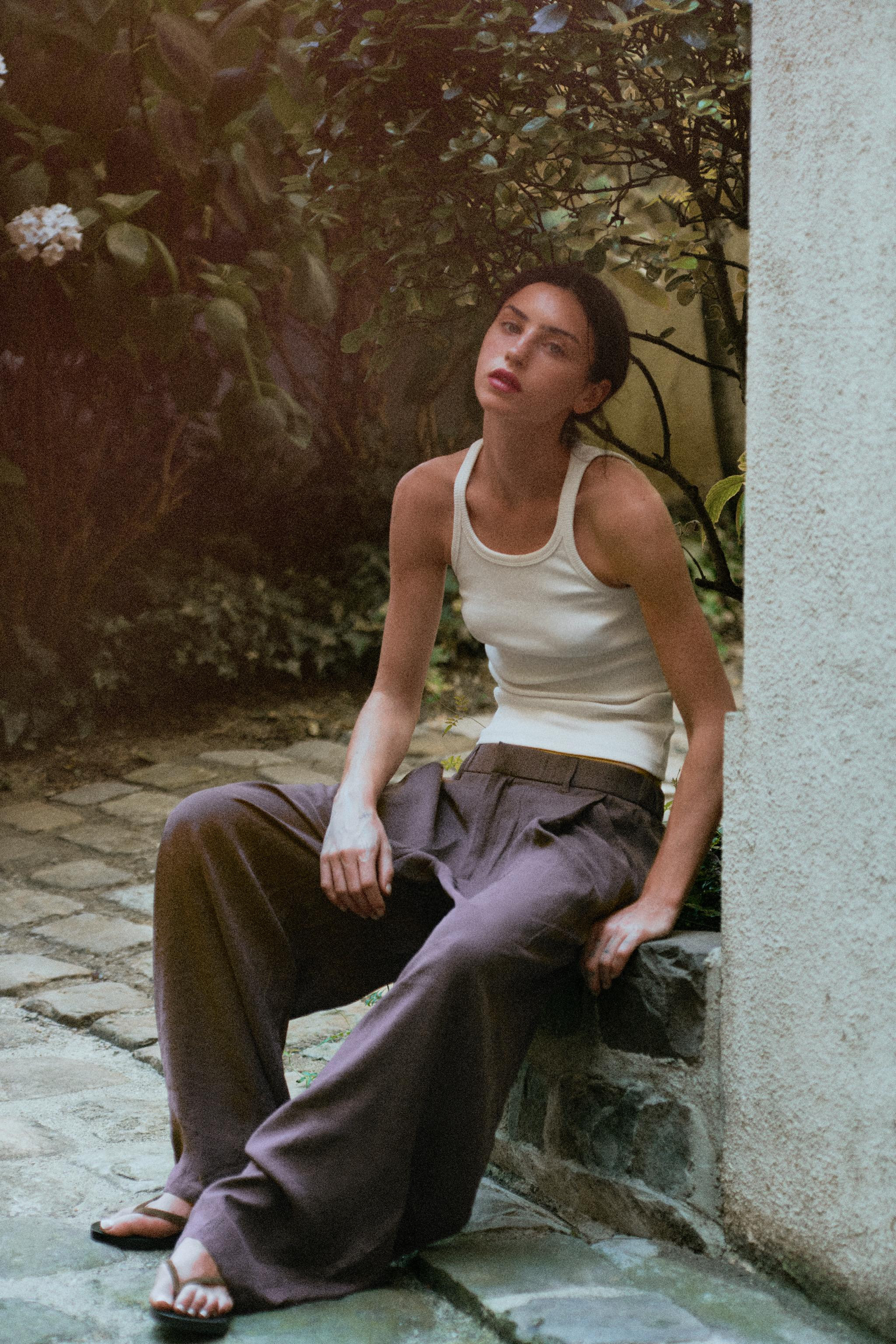 Model height: 178 cmTrousers made from a flowing fabric. High-waist design with belt loops. Featu... | Zara UK