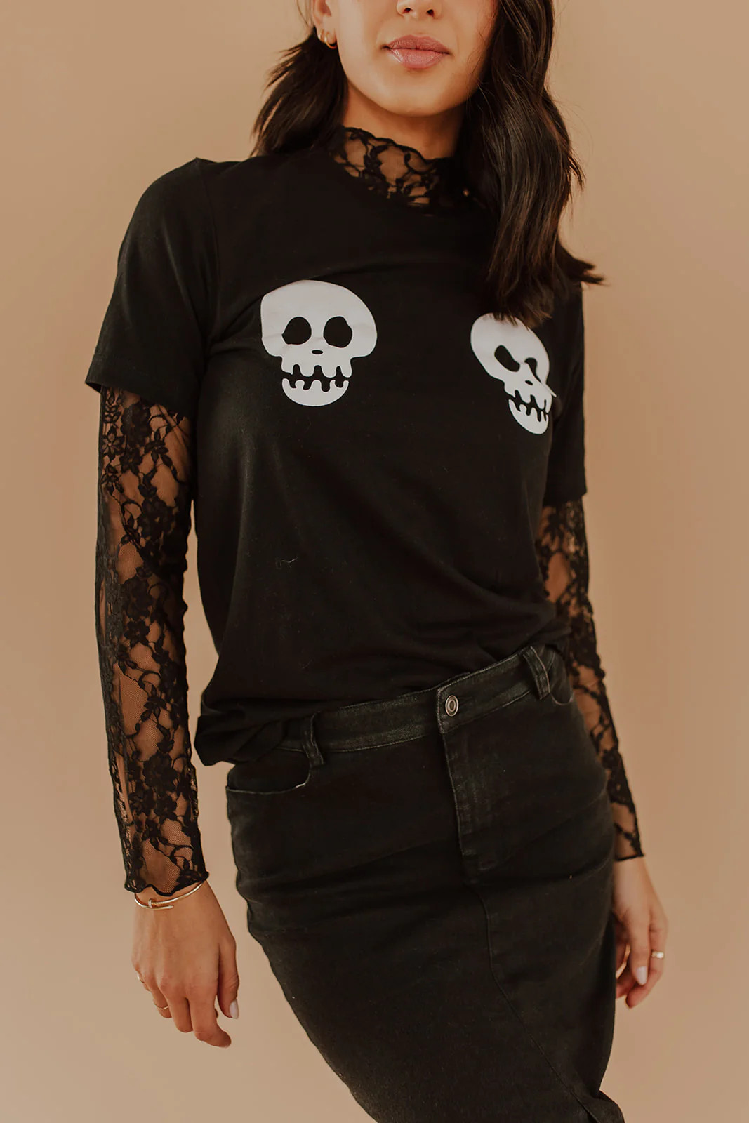 THE SPOOKY SKULLS GRAPHIC TEE IN BLACK | Pink Desert