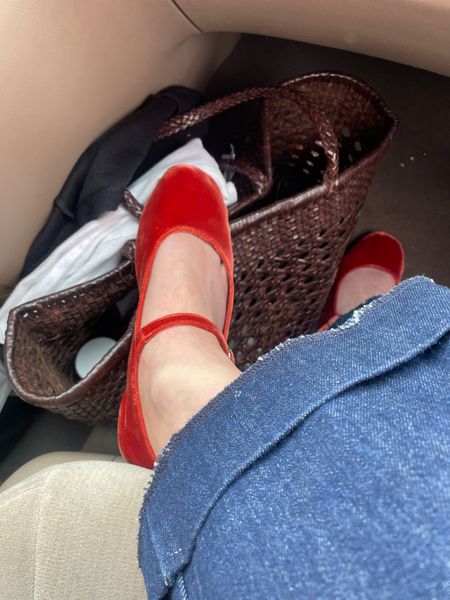 My new favorite shoes for spring 👏🏼. I already have this exact pair in two other colors because they’re the perfect flat. They run true to size - I have a 40 and I wear a size 9