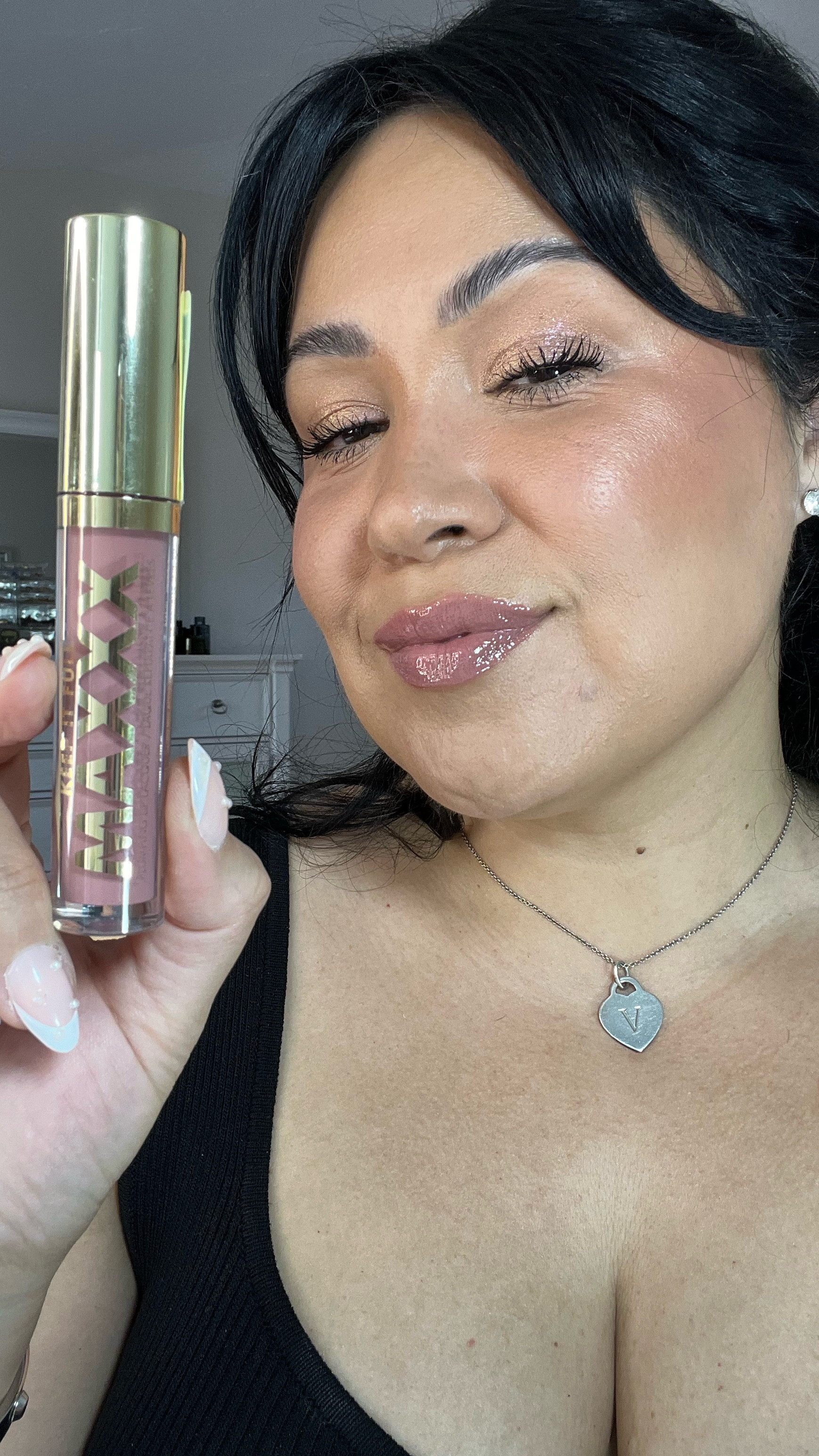 The lip product you’ve been asking about. This drugstore lip plumper feels so luxurious! 

You can find all my productrecommendations in my bio. 

#matureskinmakeup #drugstoremakeup #affordablemakeup #nofiltermakeup #lipplumper @milanicosmetics Keep it full Maxx plumping lip lacquer shade 110

#LTKBeauty #LTKFindsUnder50 #LTKOver40